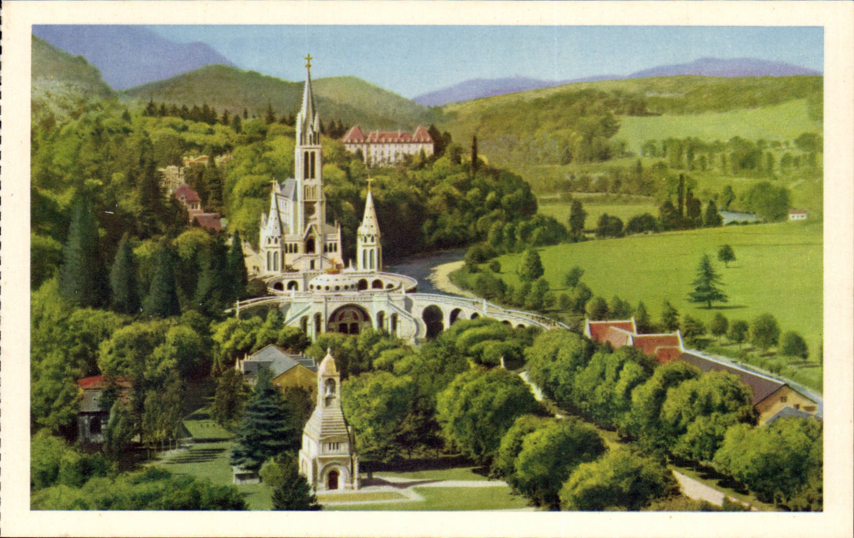 Lourdes - the Basilica - the War memorial - CPA