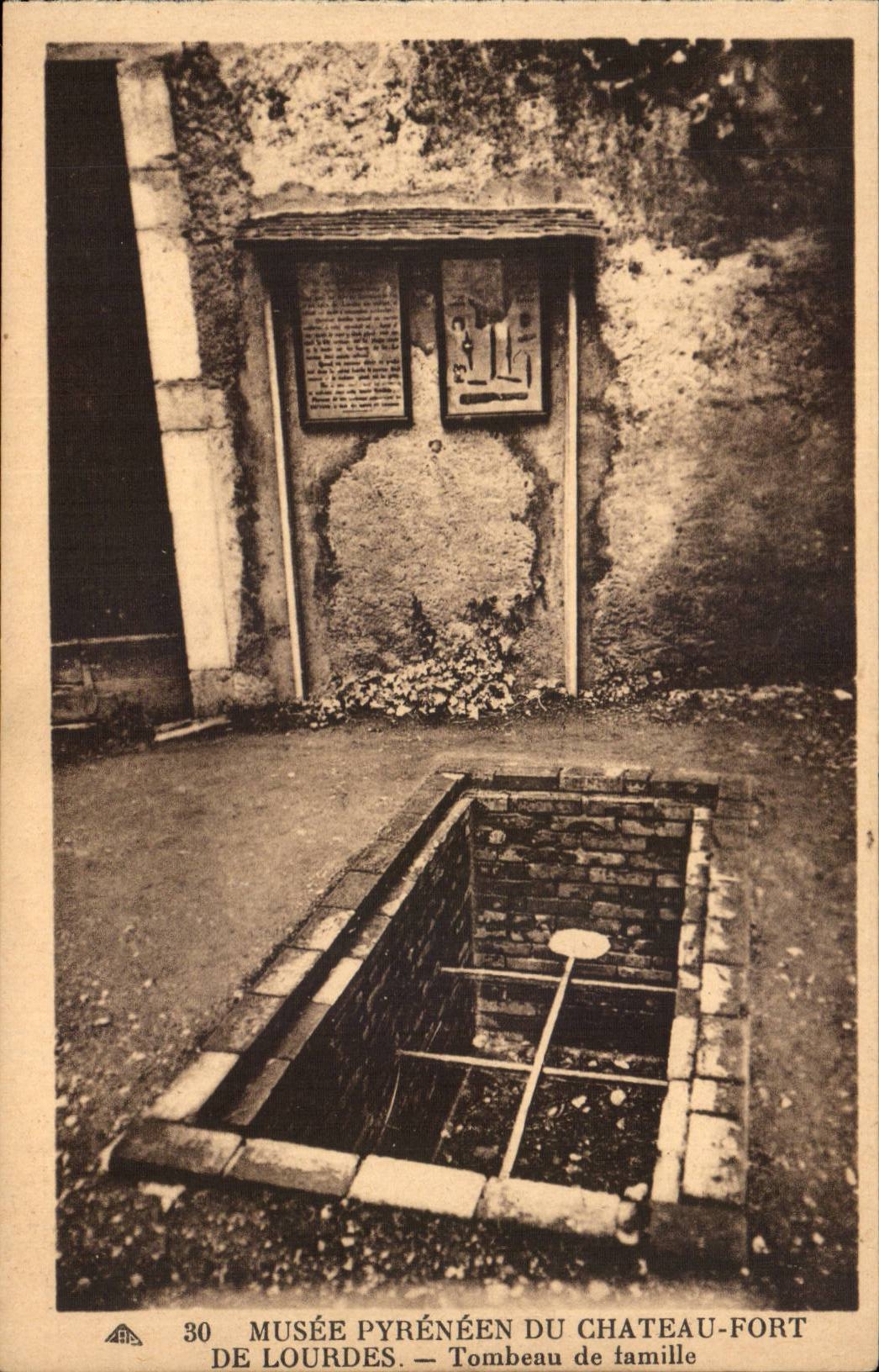 Lourdes - Museum of the Pyrenean Castle Fort - Tomb of Famllie - CPA