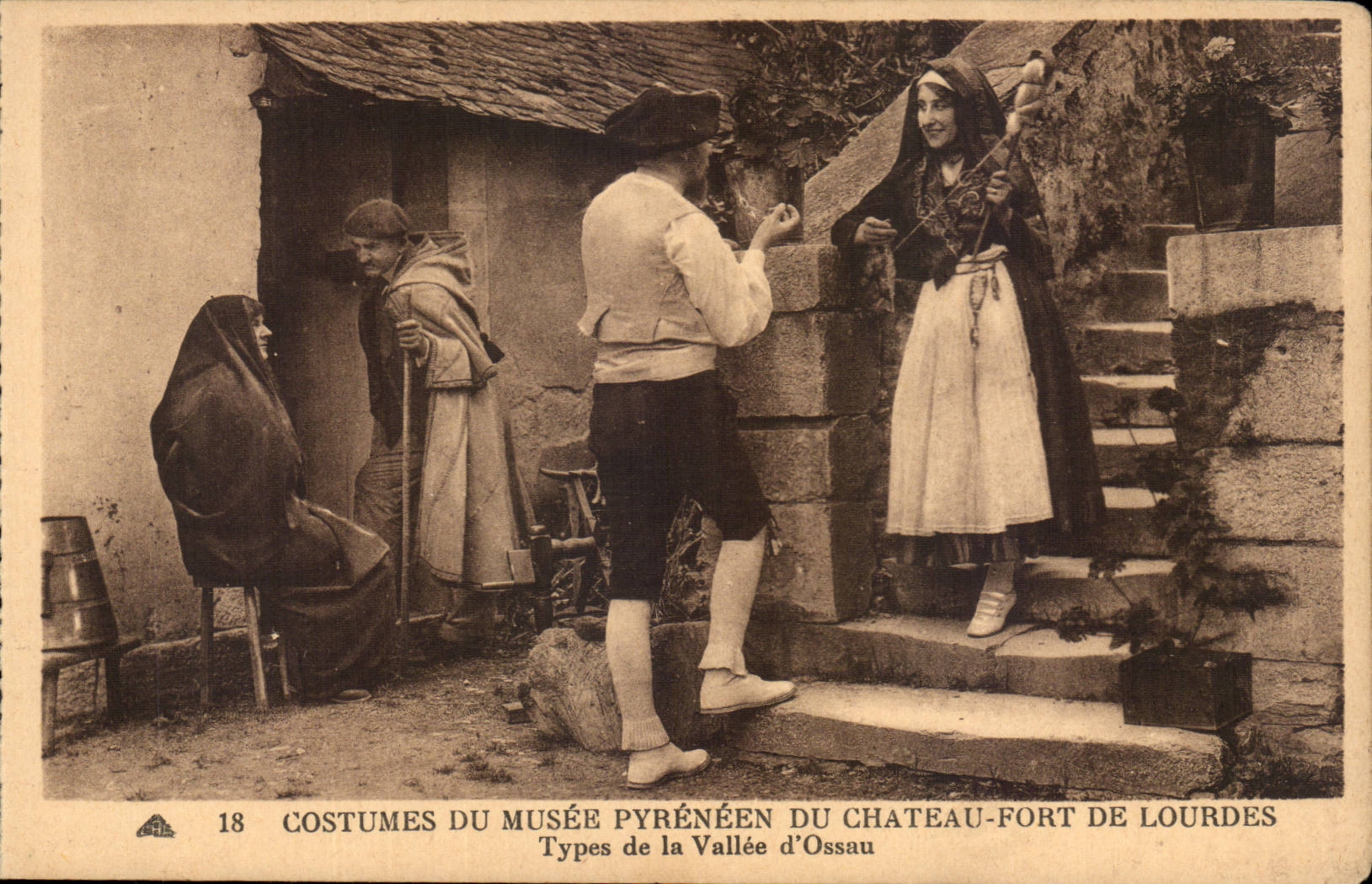 Lourdes - Museum of the Pyrenean Castle Fort - Standard of the Valley of Ossau - costumes - CPA