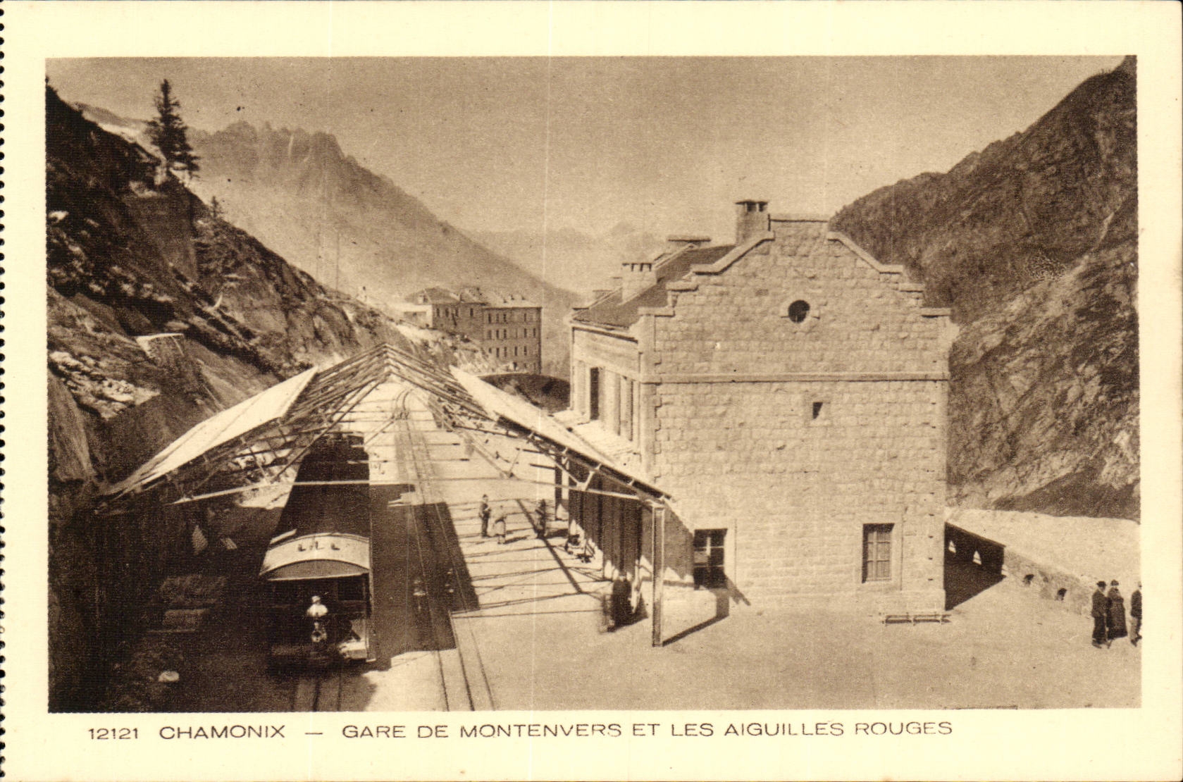 CPA Chamonix Gar de Montenvers et les aiguilles rouges