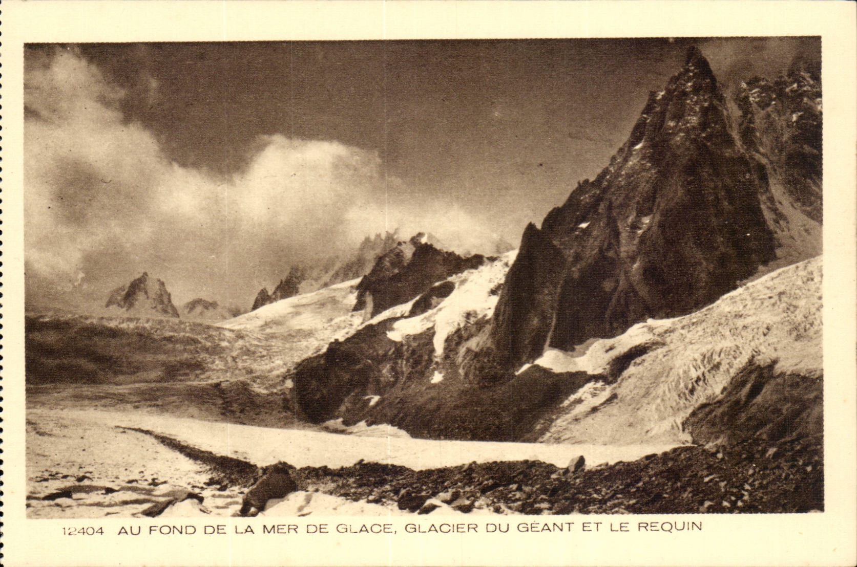 CPA Chamonix Au fond de la mer de glace glacier du geant et le requin