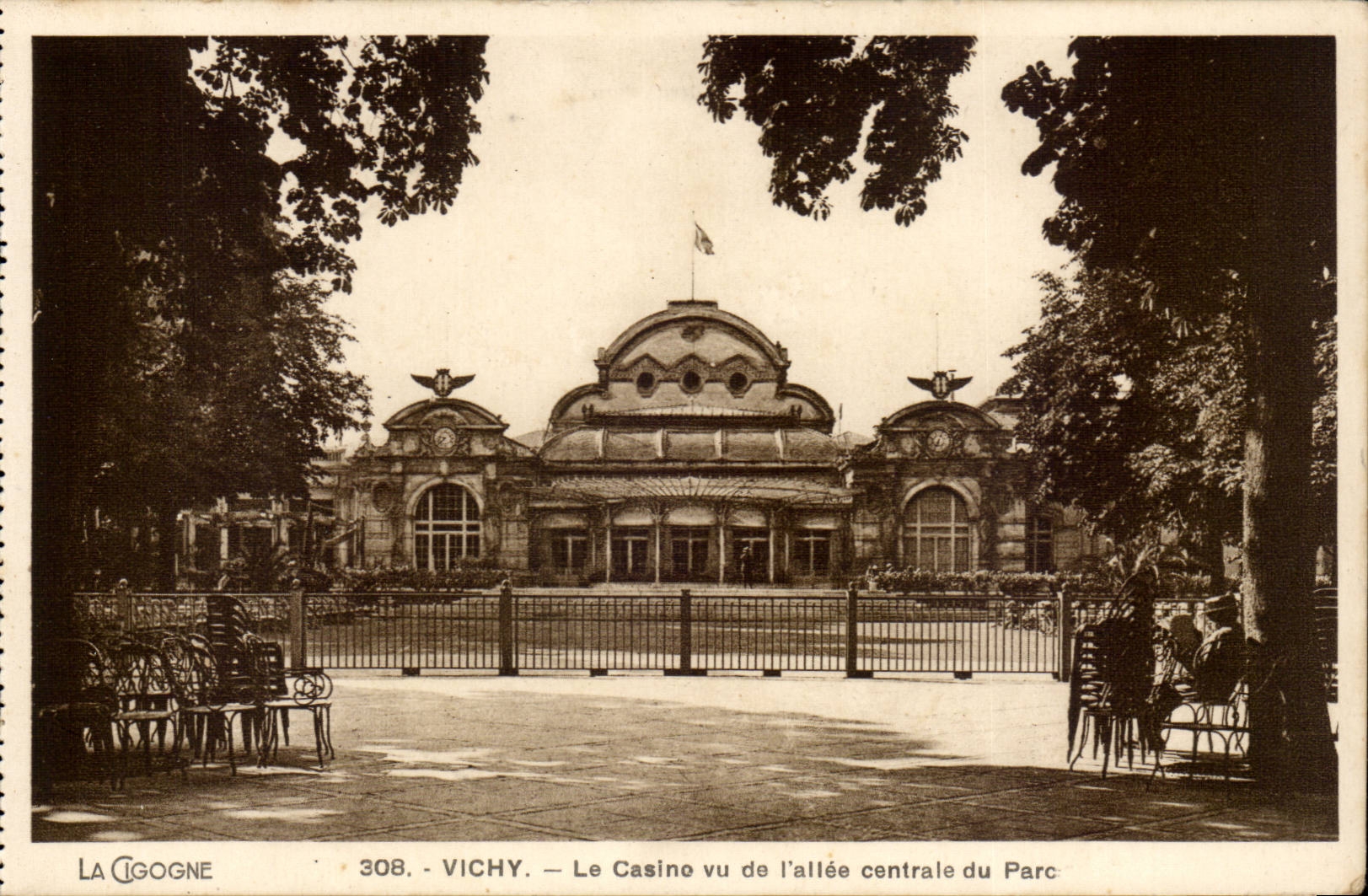 Vichy CPA Le casino vu de l'allee centrale du parc