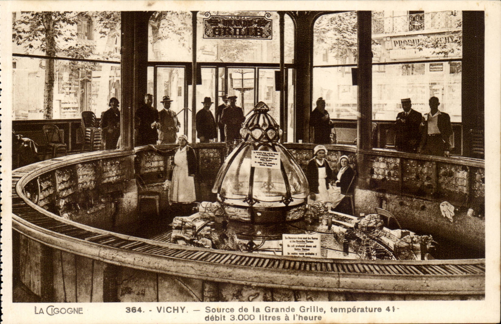 Vichy CPA Source de la grande grille 