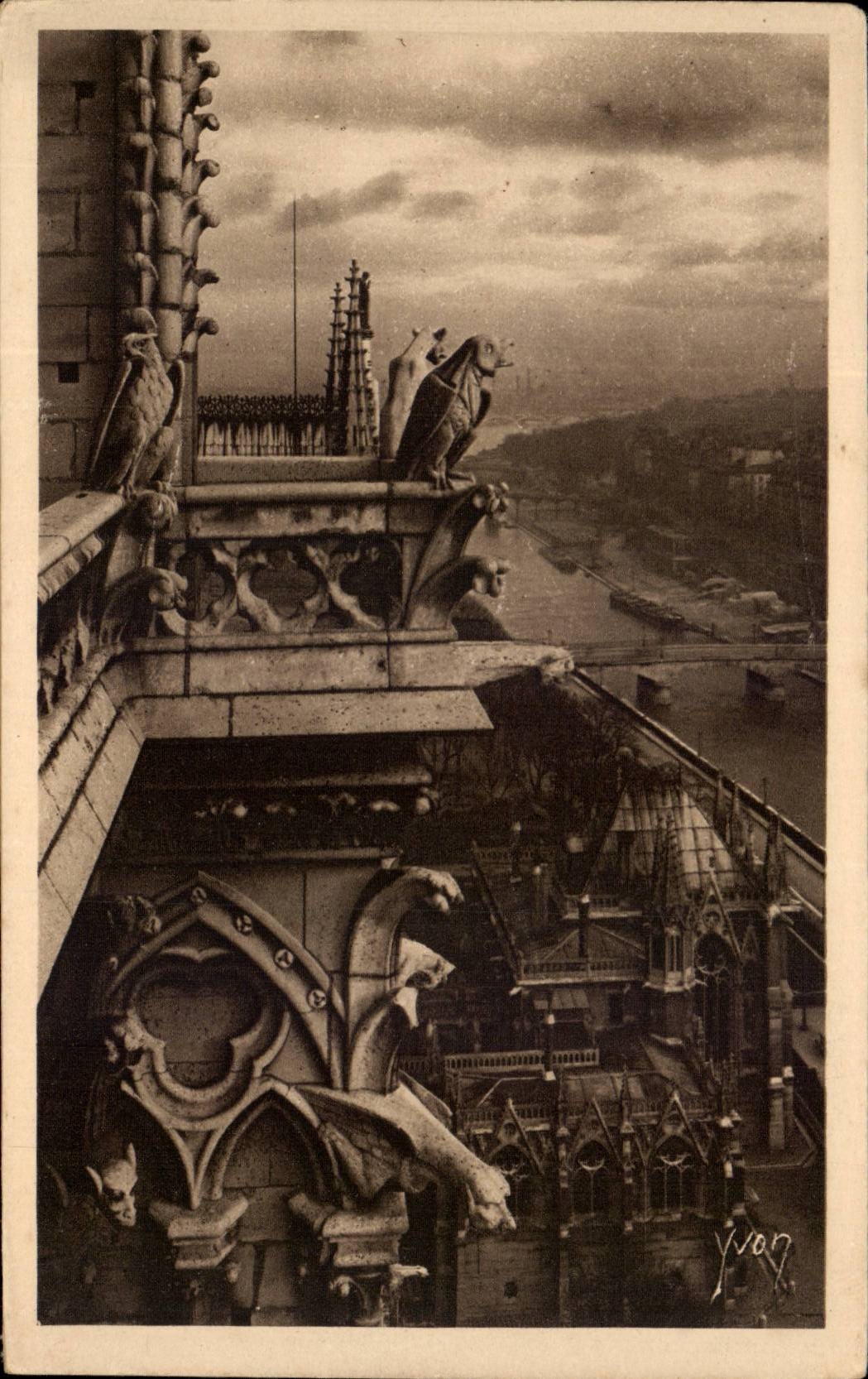 Paris CPA Notre Dame Detail de la facade Sud et perspective sur la Seine 