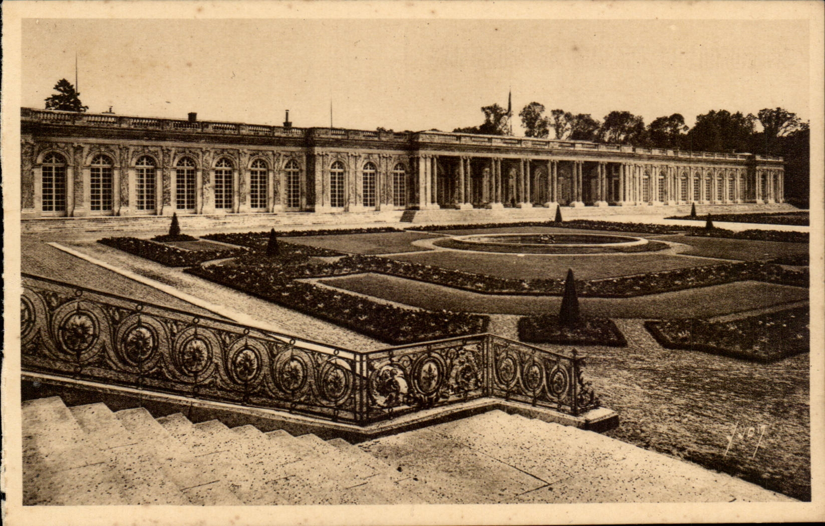 Versailles CPA Frontage of large TRianon on the gardens