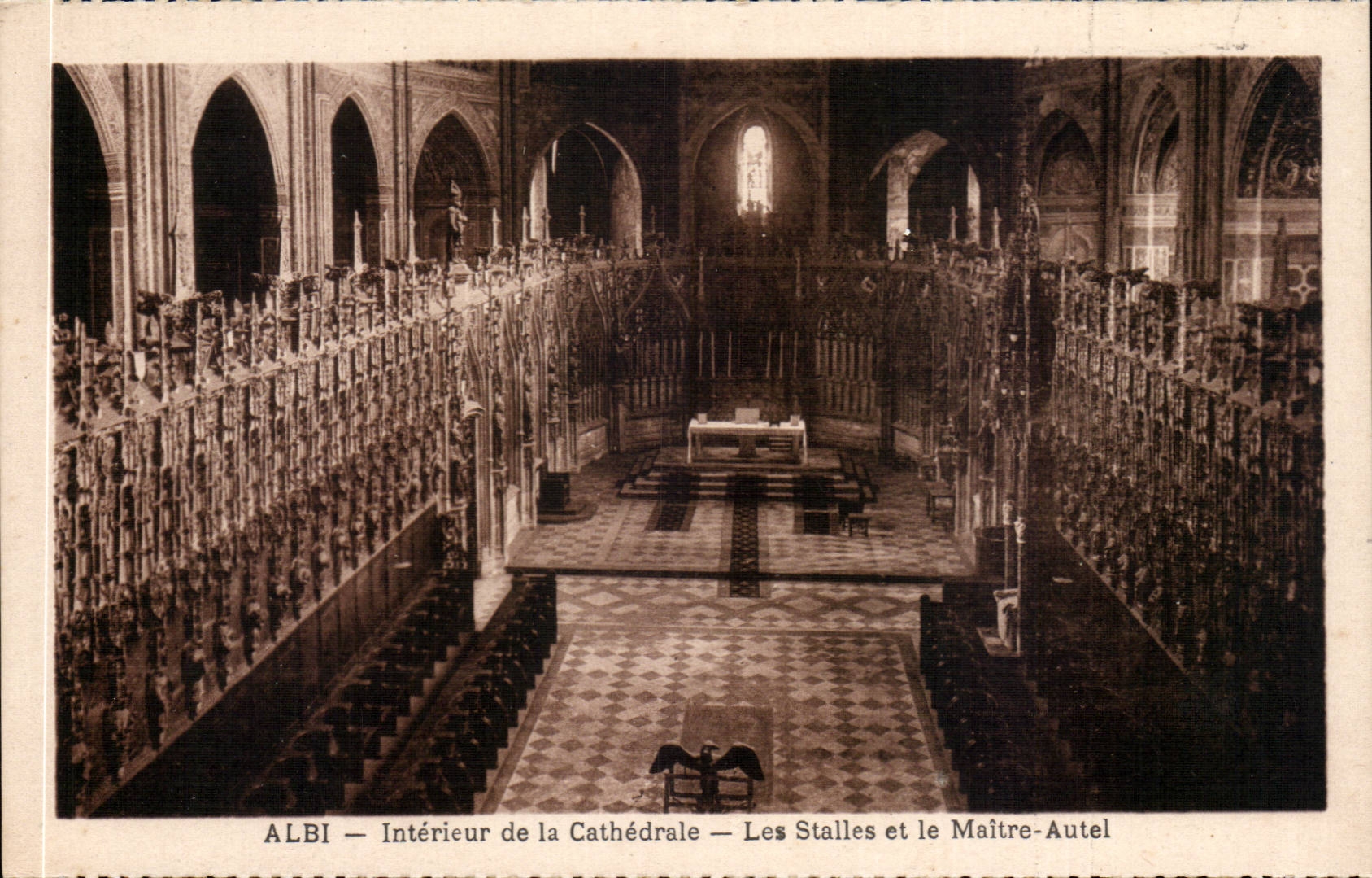 CPA Albi das der Kathedrale Innenraum und die Vorlagenofenbrucke festklemmt