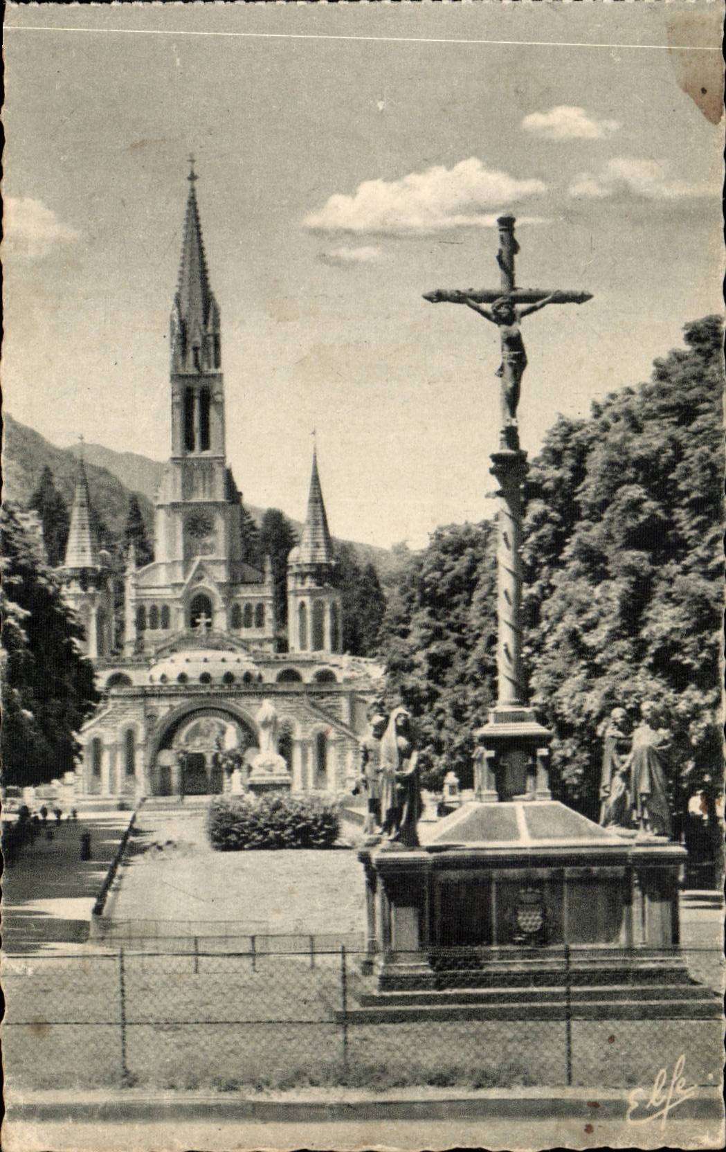 CPA Lourdes the cross of Breton the esplanade and the basilica