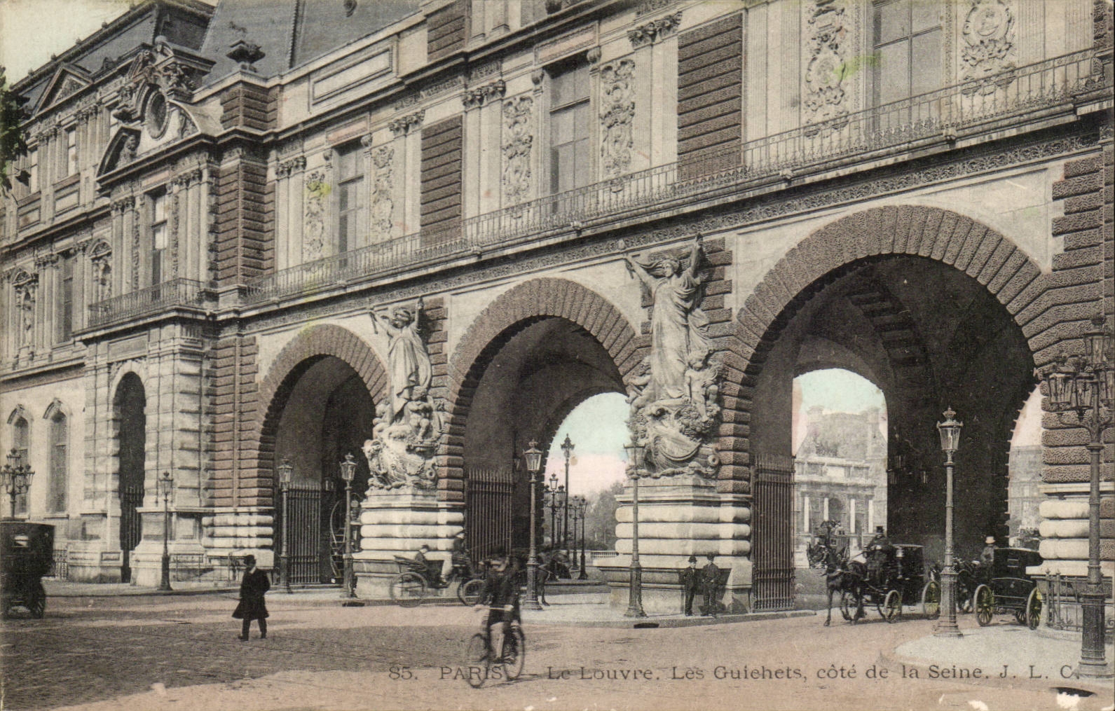 CPA Paris Le Louvre Les guichets Cote de la Seine
