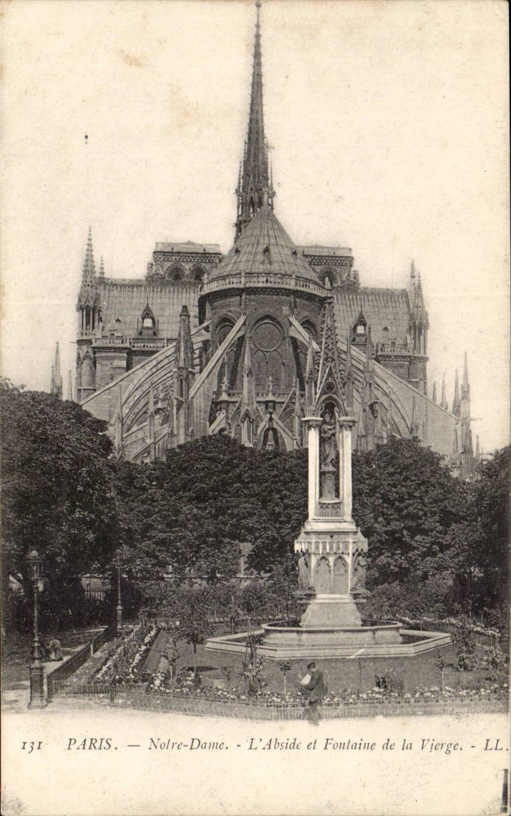 CPA Paris Notre Dame L'abside et fontaine de la vierge