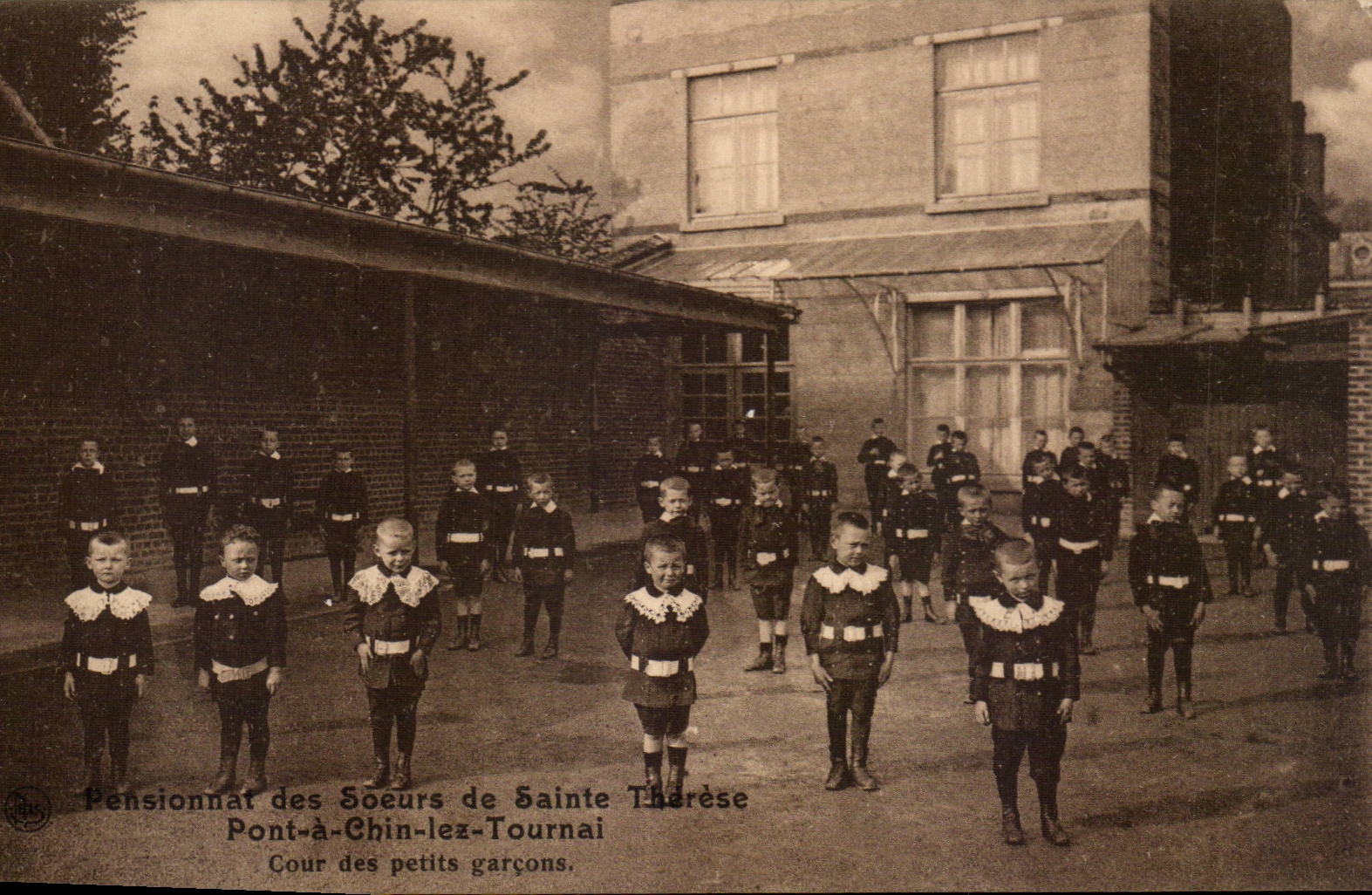 Belgique CPA Pensionnat des soeurs de Sainte Therese Pont a Chin les Tournai Cour des petits garcons