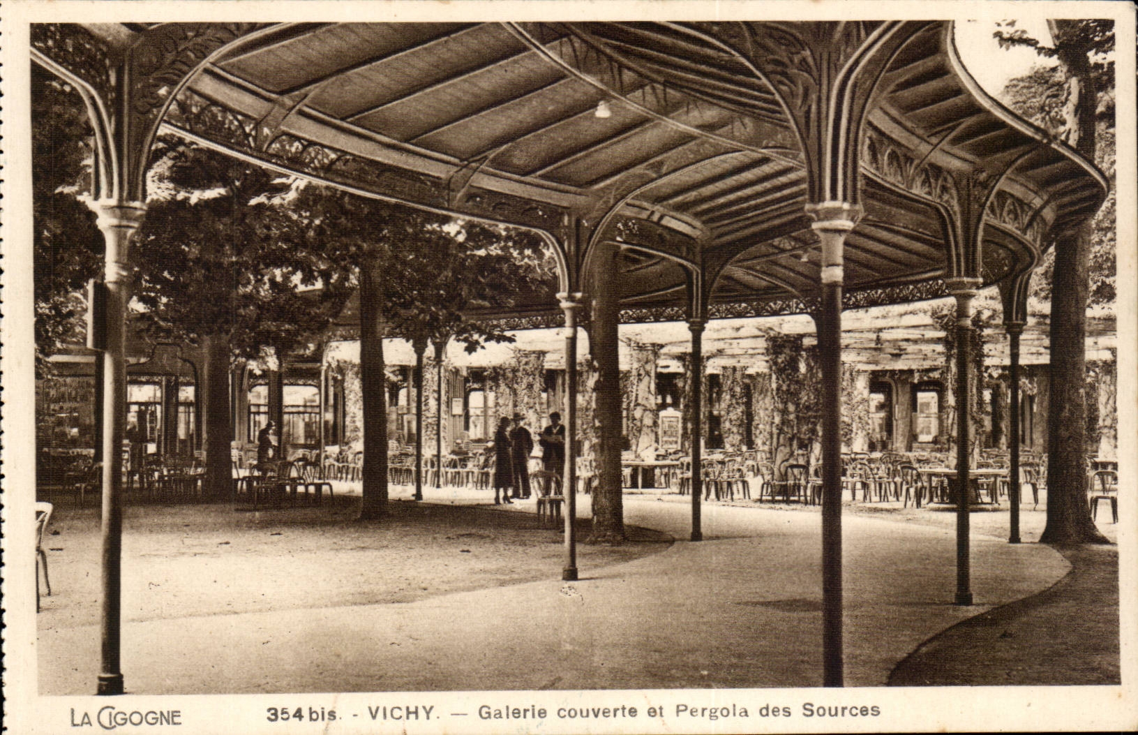Vichy CPA Galerie couverte et Pergola des sources