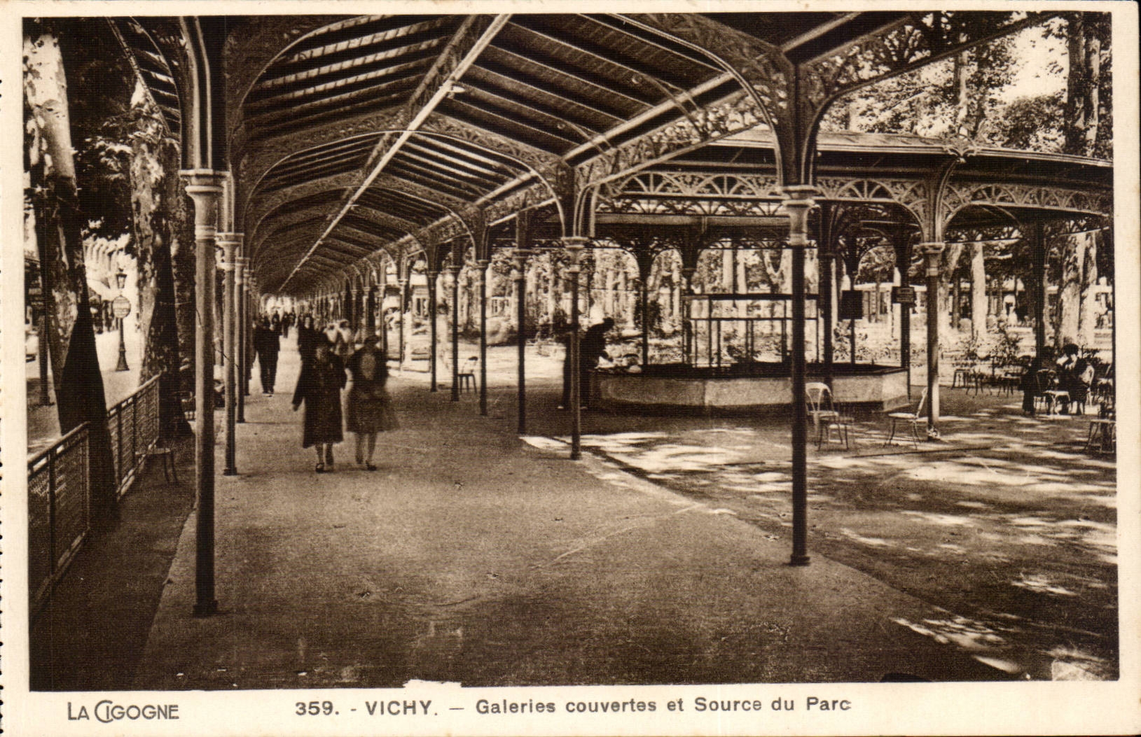 Vichy CPA Galerie couverte et source du parc