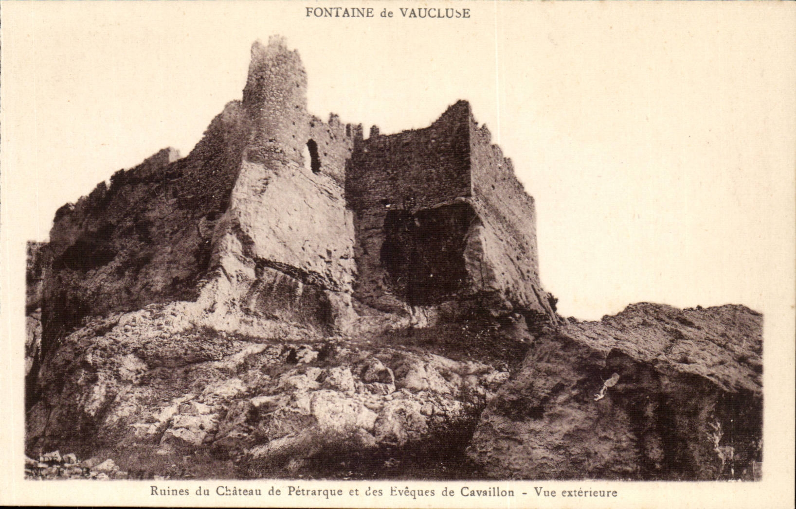 CPA Fountain of Vaucluse Ruins of the castle and the bishops of Cavaillon Seen external