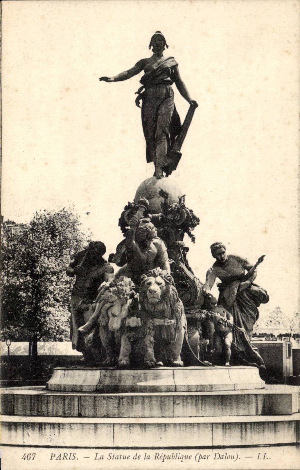 Paris CPA Statue of the Republic (by Dalou) (lion)