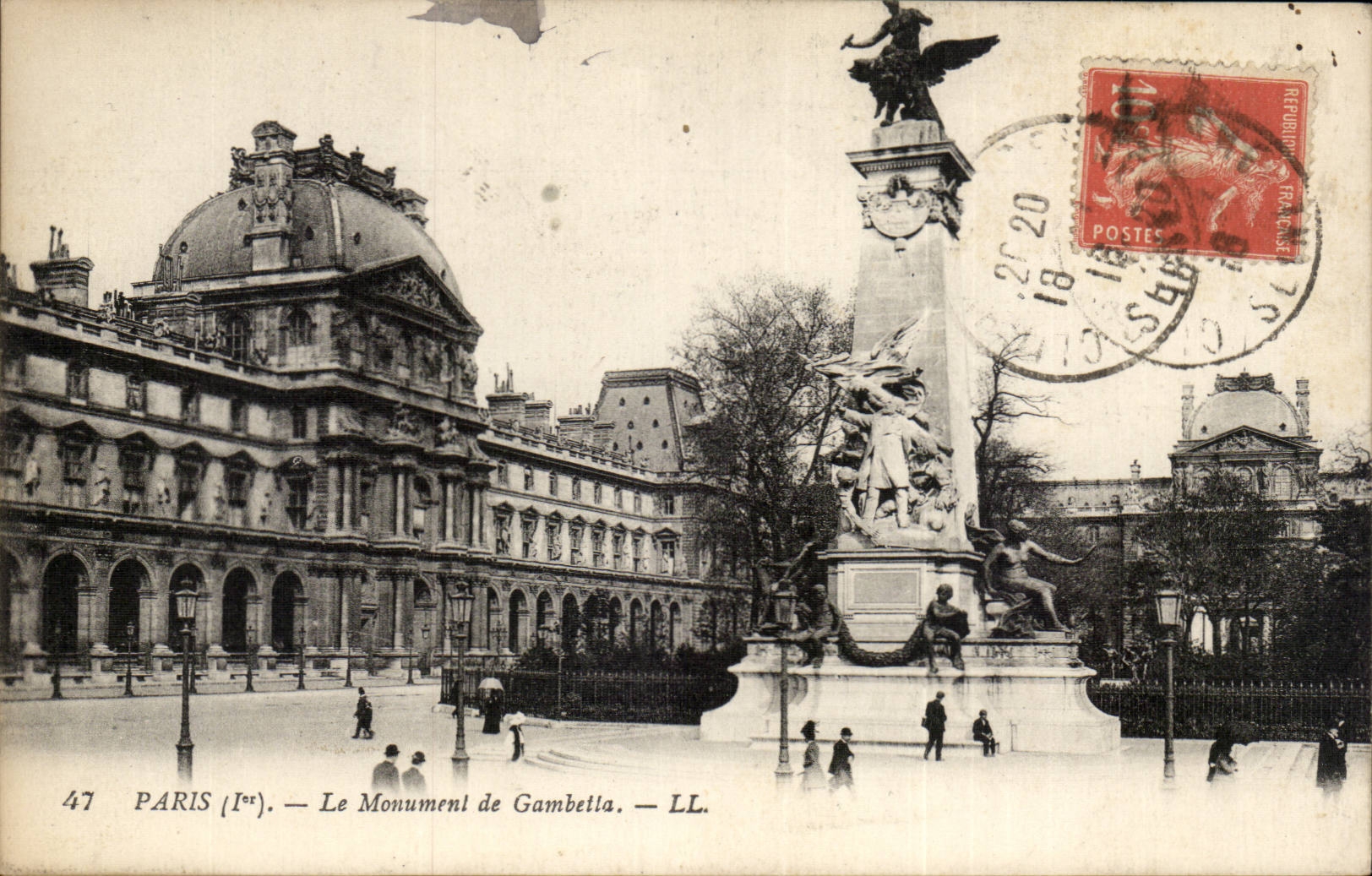 Paris CPA Le monument de Gambetta (Louvre)