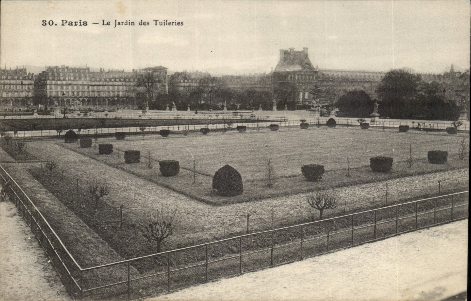 Paris CPA le jardin des Tuileries