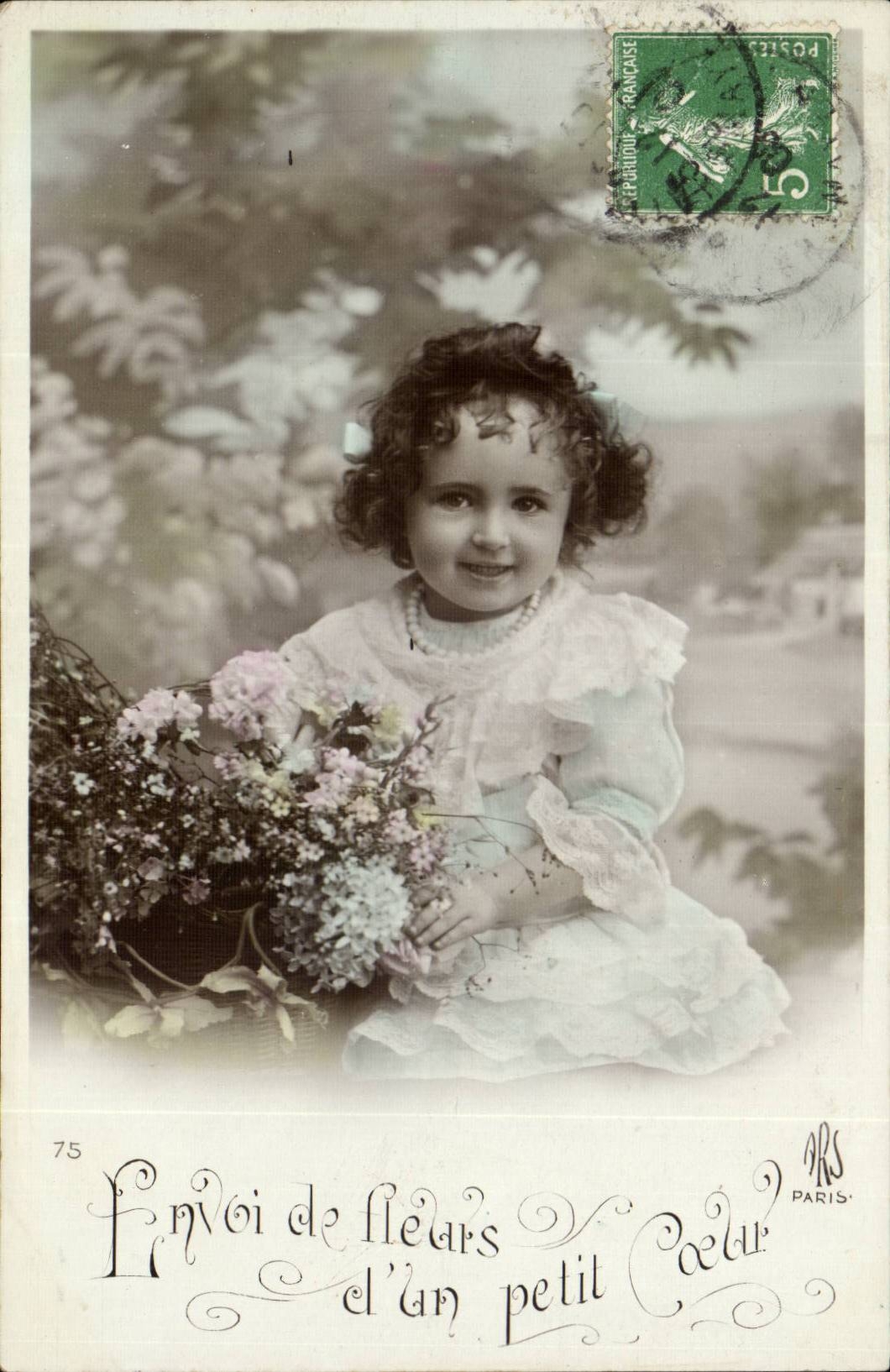 CPA Fantasy Child Sending of flowers of a small heart