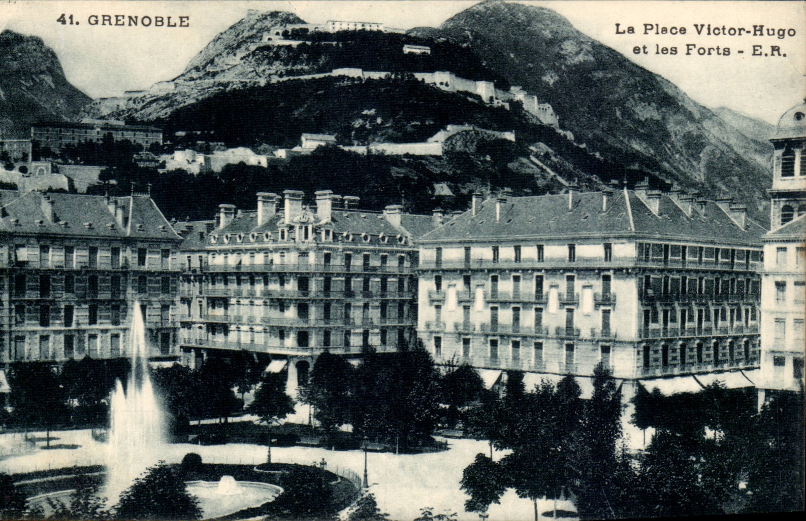 Grenoble CPA der Platz Victor Hugo und Forts