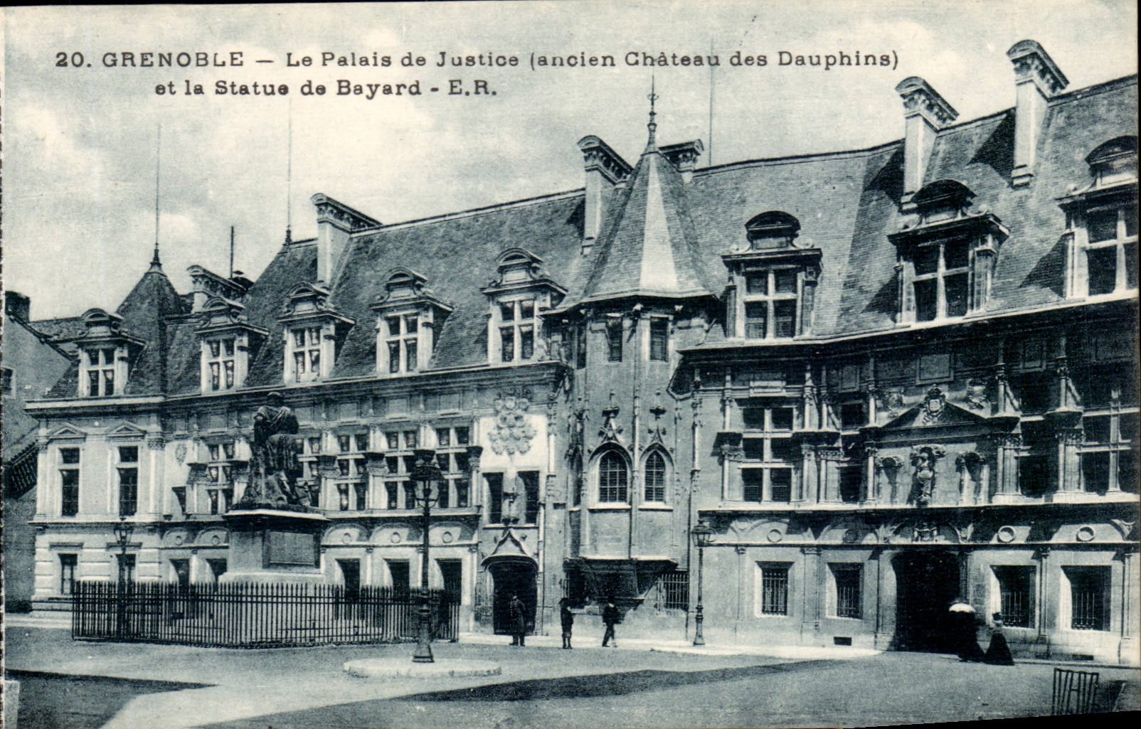 Gerichte Grenoble-CPA (altes Schloss der Delphine) und Statue von Bayard