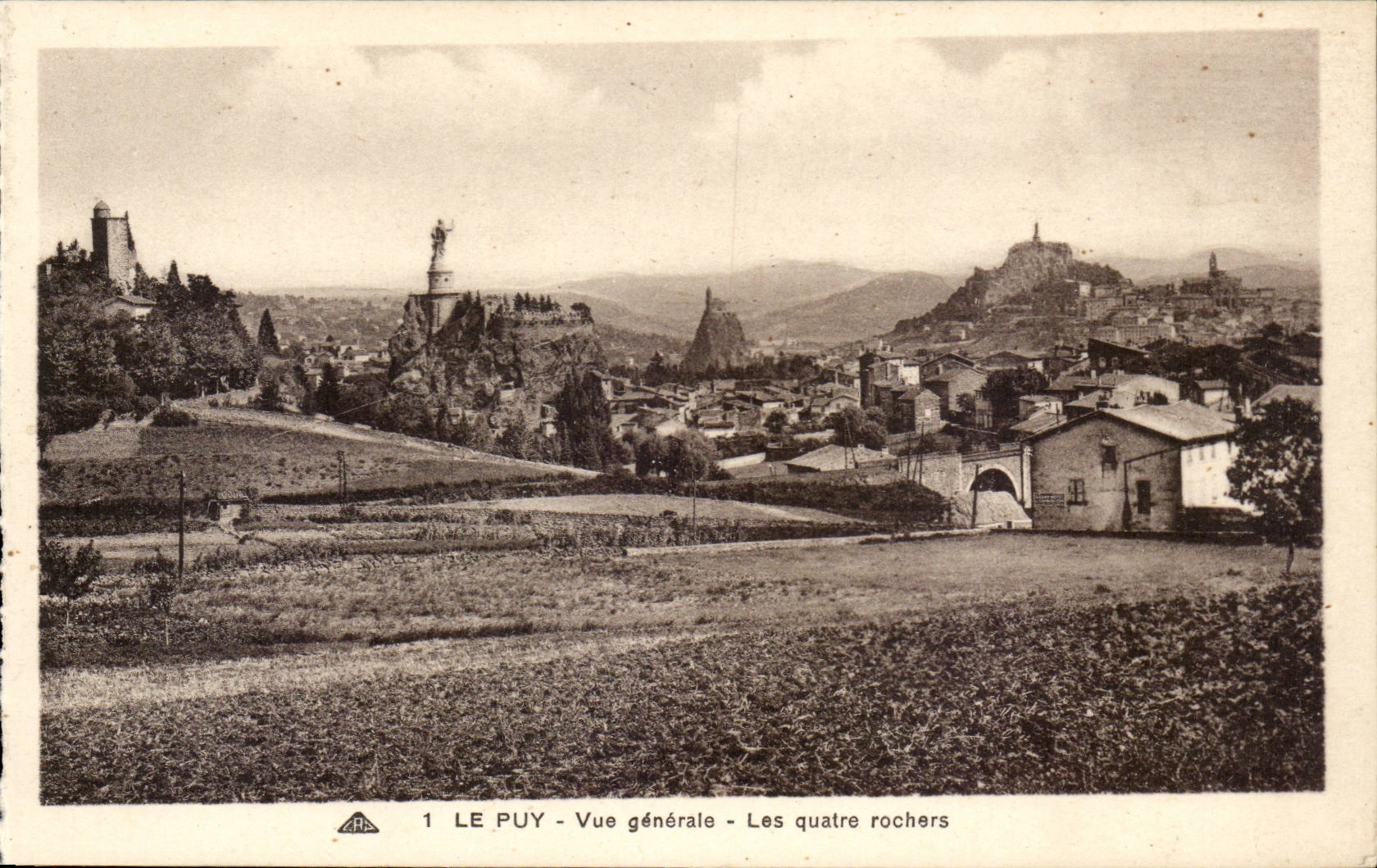 Le Puy CPA Vue generale Les quatre rochers