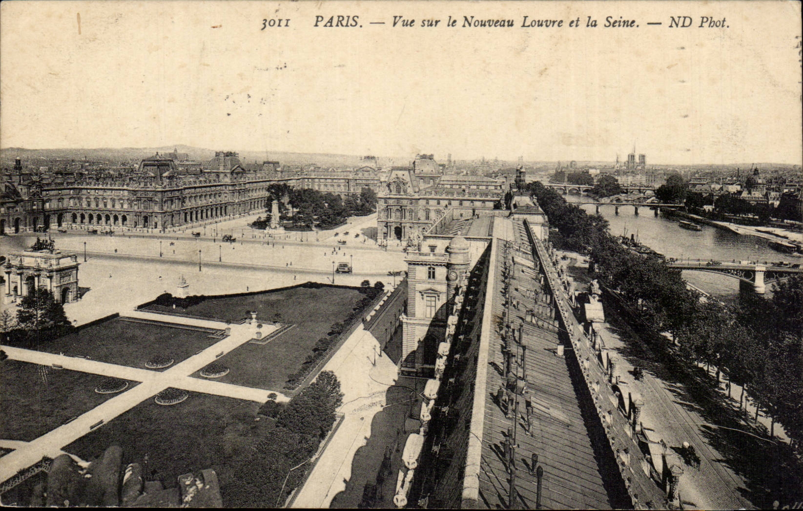 Paris CPA Vue sur le nouveau Louvre et la Seine