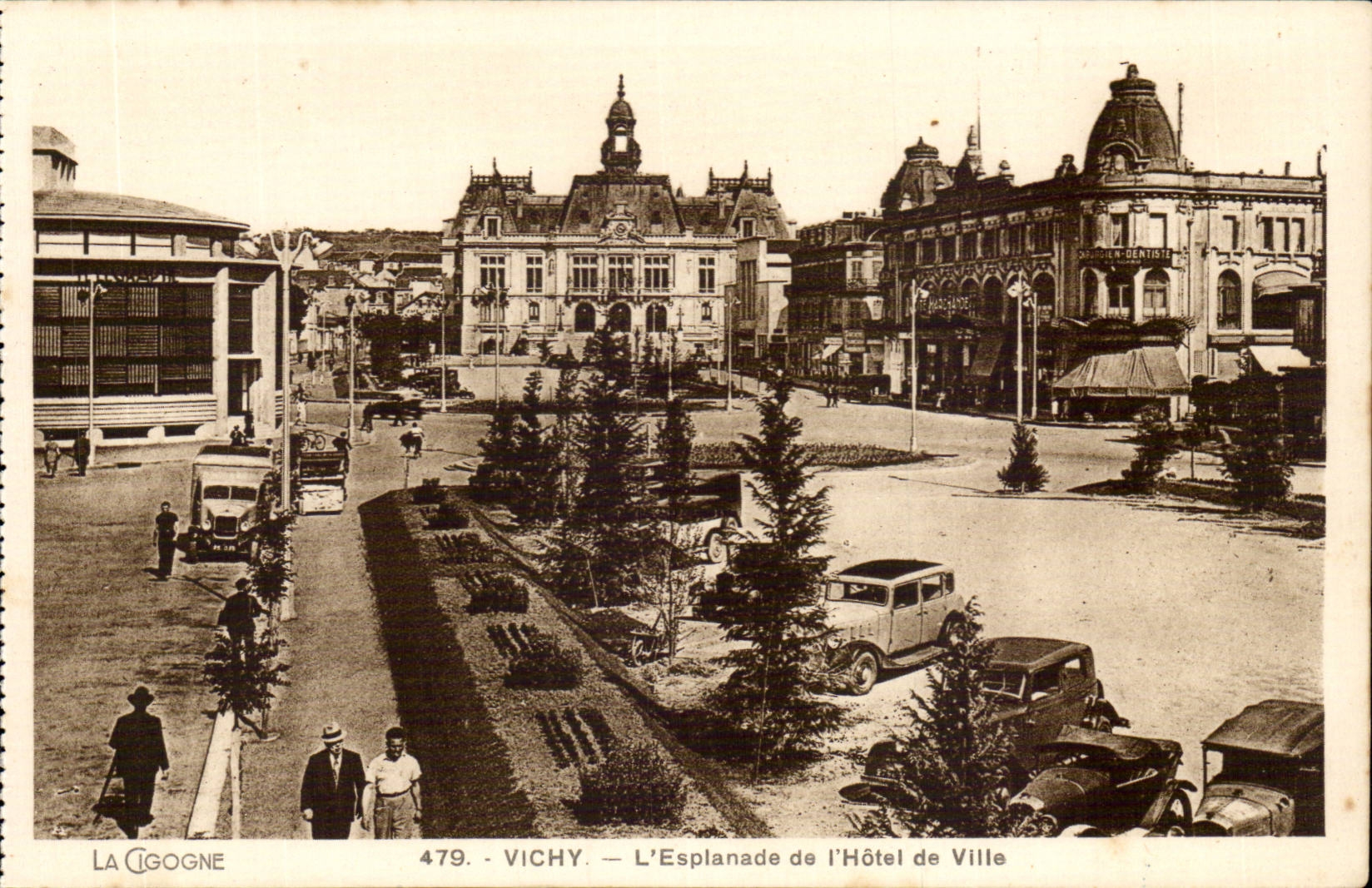 Vichy CPA L'esplanade de l'hotel de ville