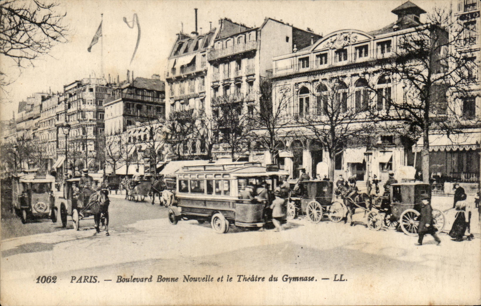 Paris CPA Boulevard Bonne Nouvelle et le theatre du gymnase (autobus)