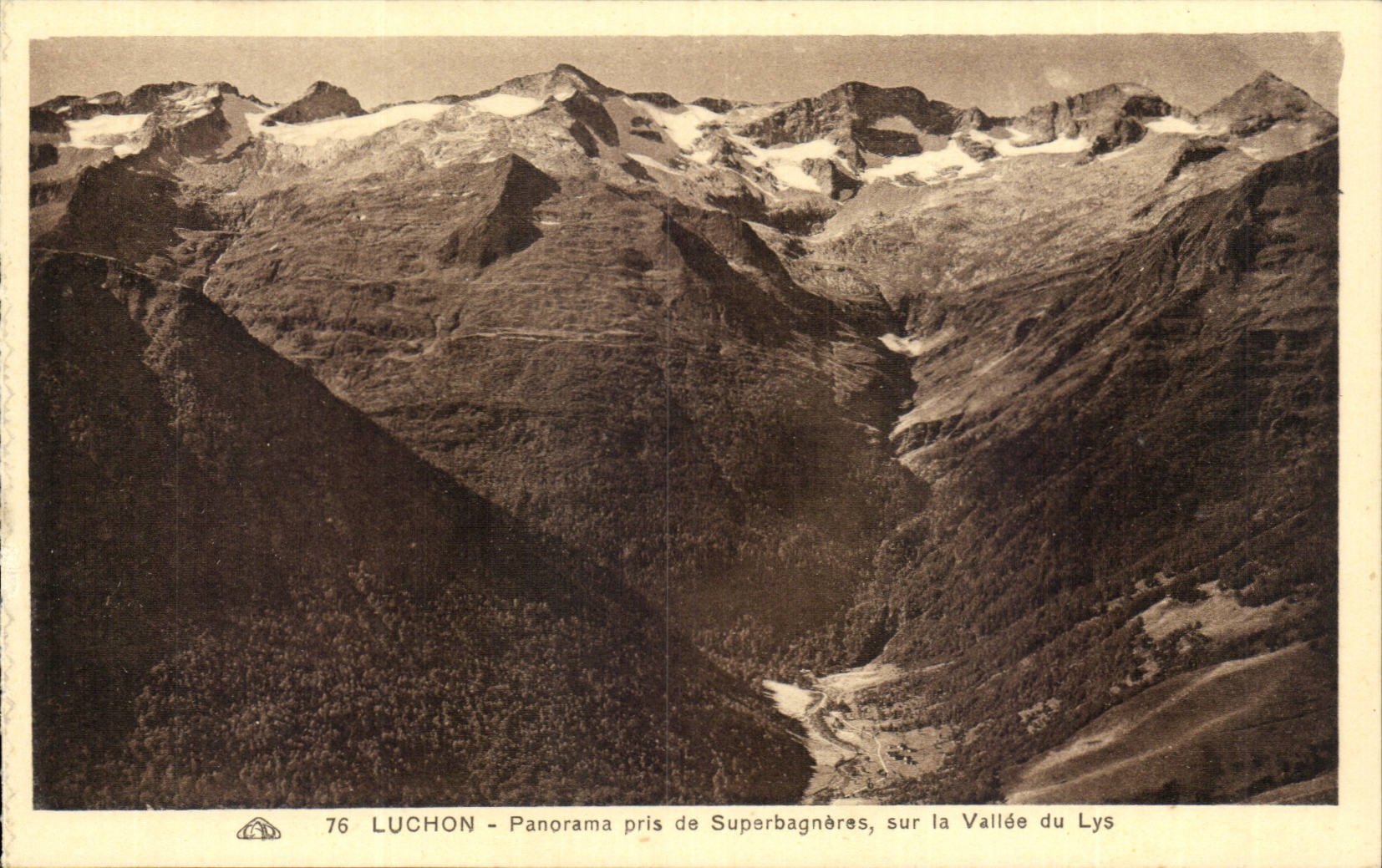CPA Surroundings of Luchon Panorama taken of Superbagneres on the valley of the Lily