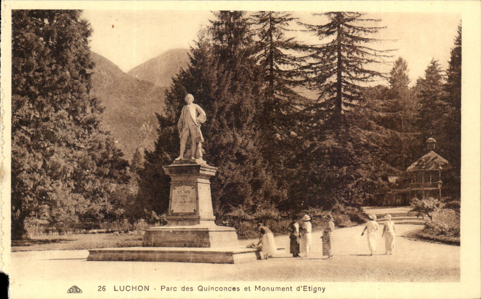 CPA Luchon Park of the Quincunxes and monument of Etigny