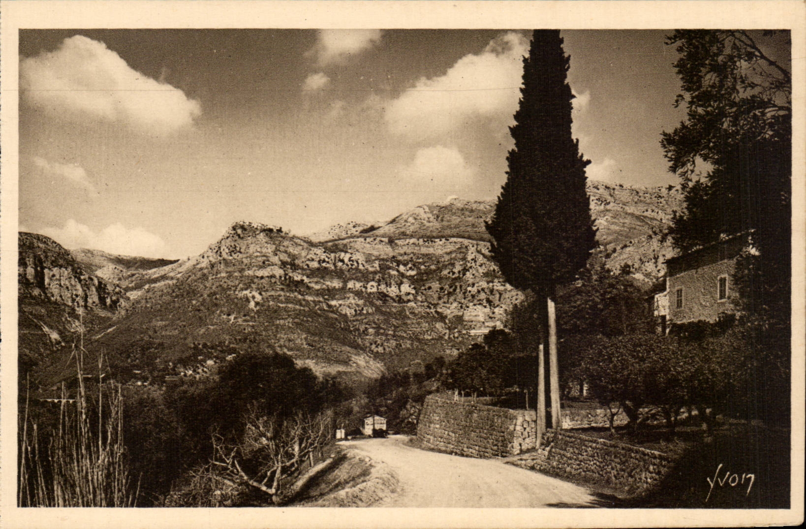 CPA Falle des Wolfs (Wolf) Gourdon gesehen von der Strasse von Vence