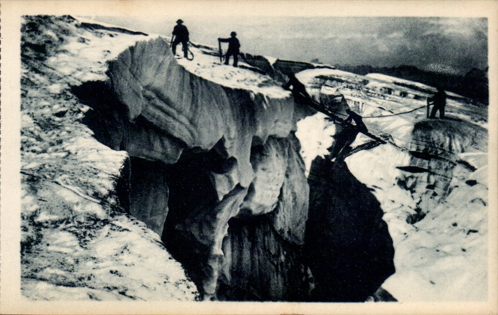 Chamonix CPA Traversee d'une crevasse au Mont Blanc