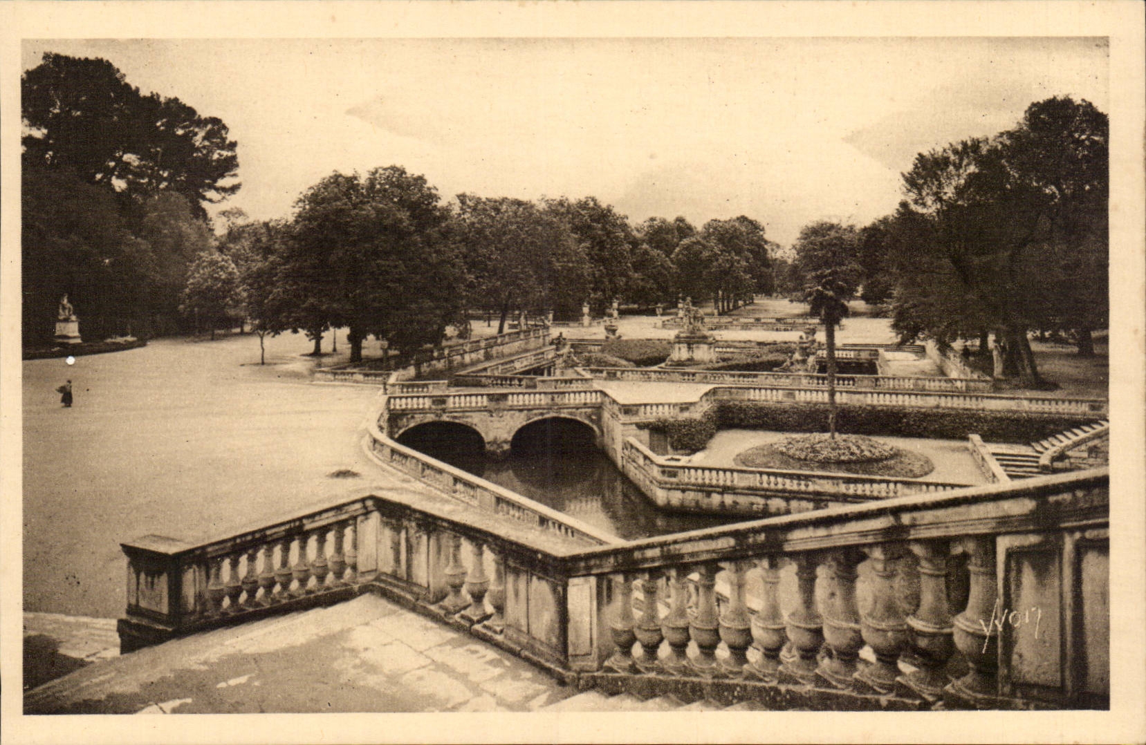 Nimes - weiches Frankreich - Garten des Brunnens - Gesamtabbildung der romischen Bader - CPA
