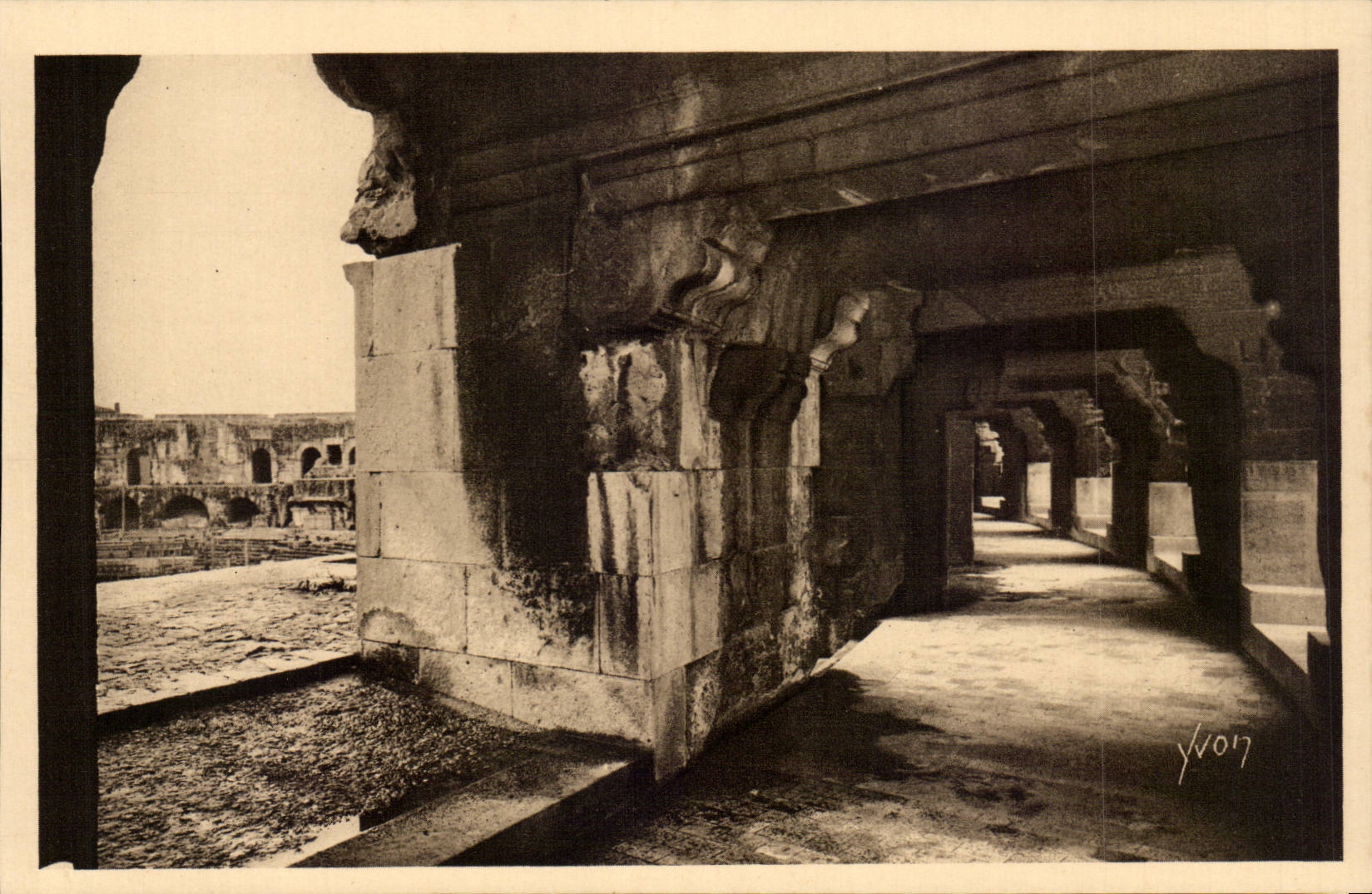 Nimes - die Arena - hervorragende Galerie der Ier-Stadien - CPA