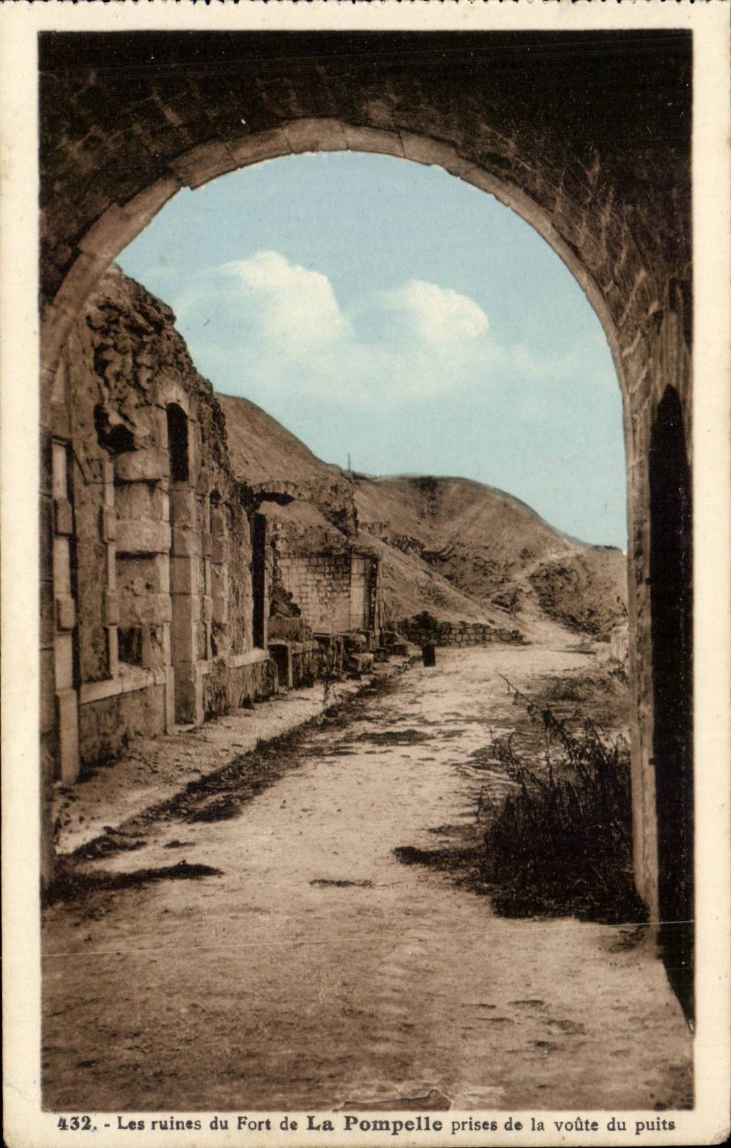 Pompelle - Ruins of Fort - catches of the vault of the well - CPA