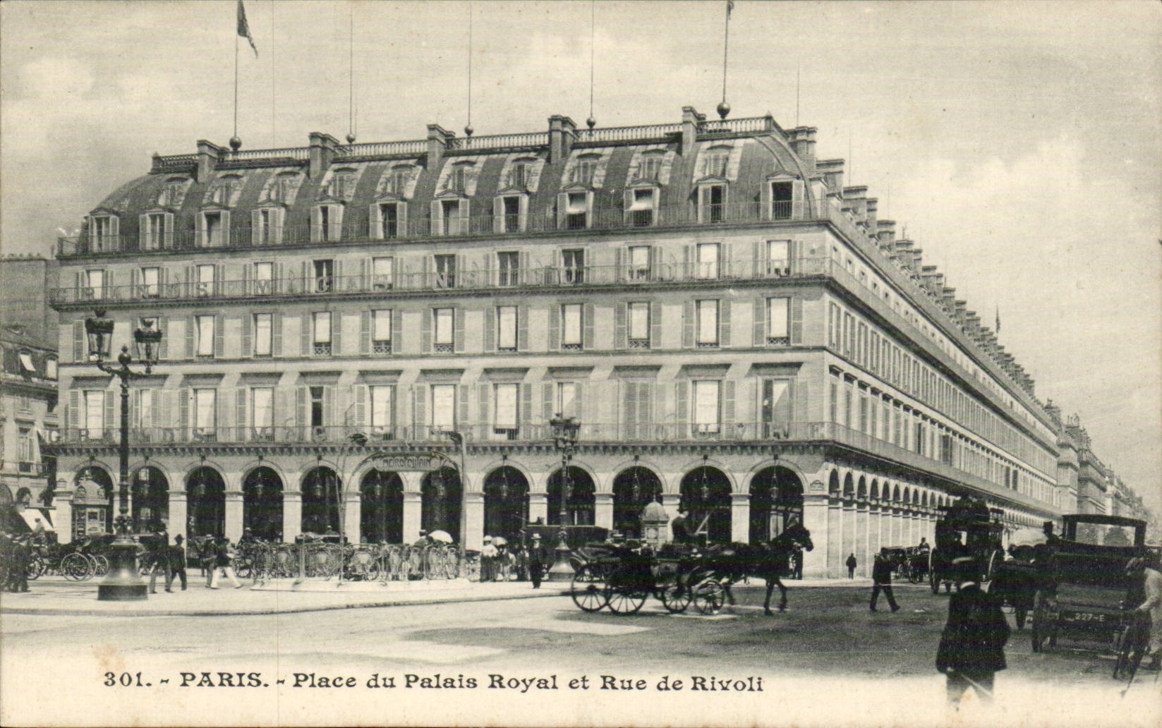 Paris - 1 - Place du Palais Royal et Rue de Rivoli - cheval - horse - CPA