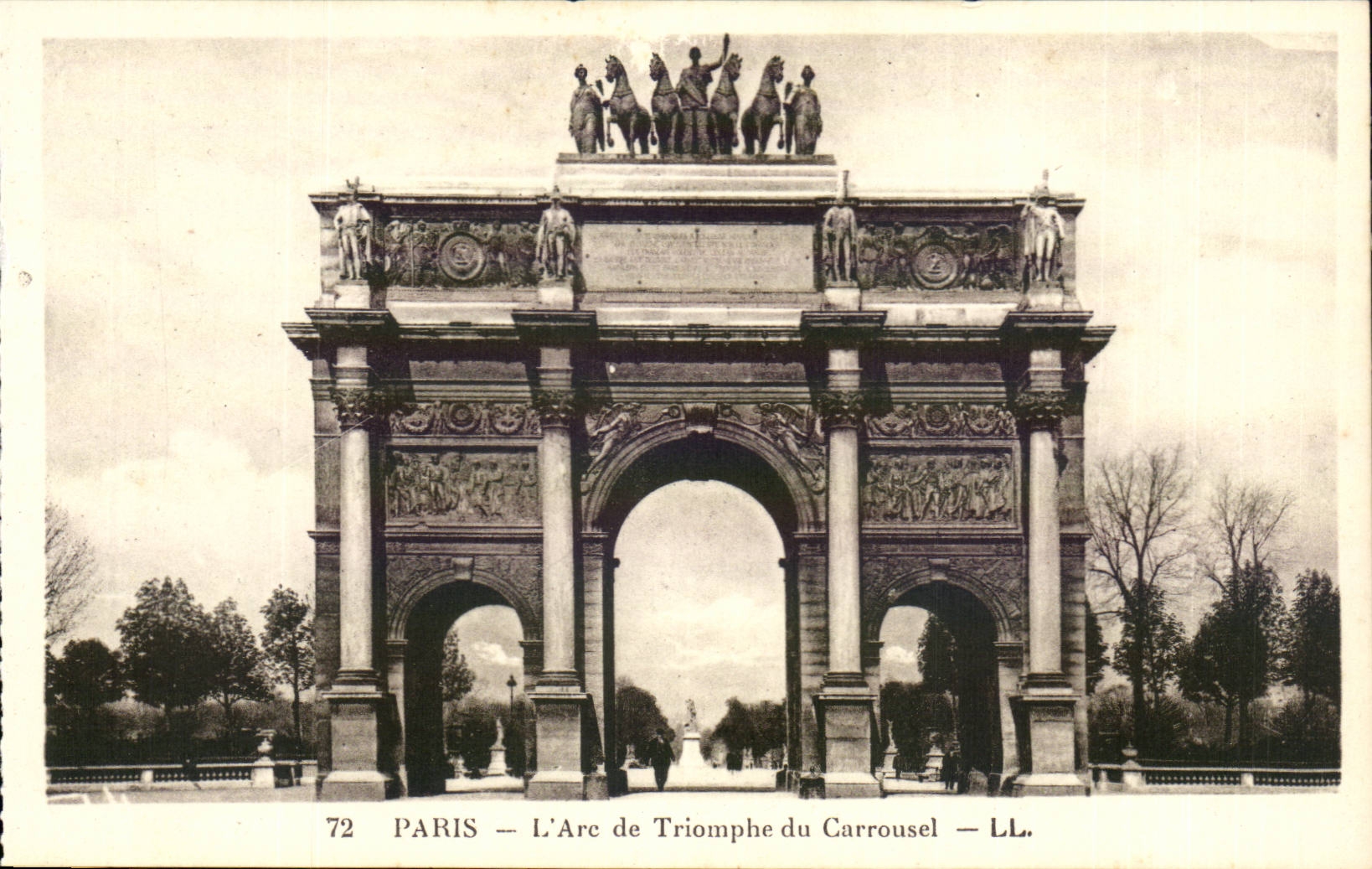 Paris - 1 - L'Arc de Triomphe et Carrousel - CPA