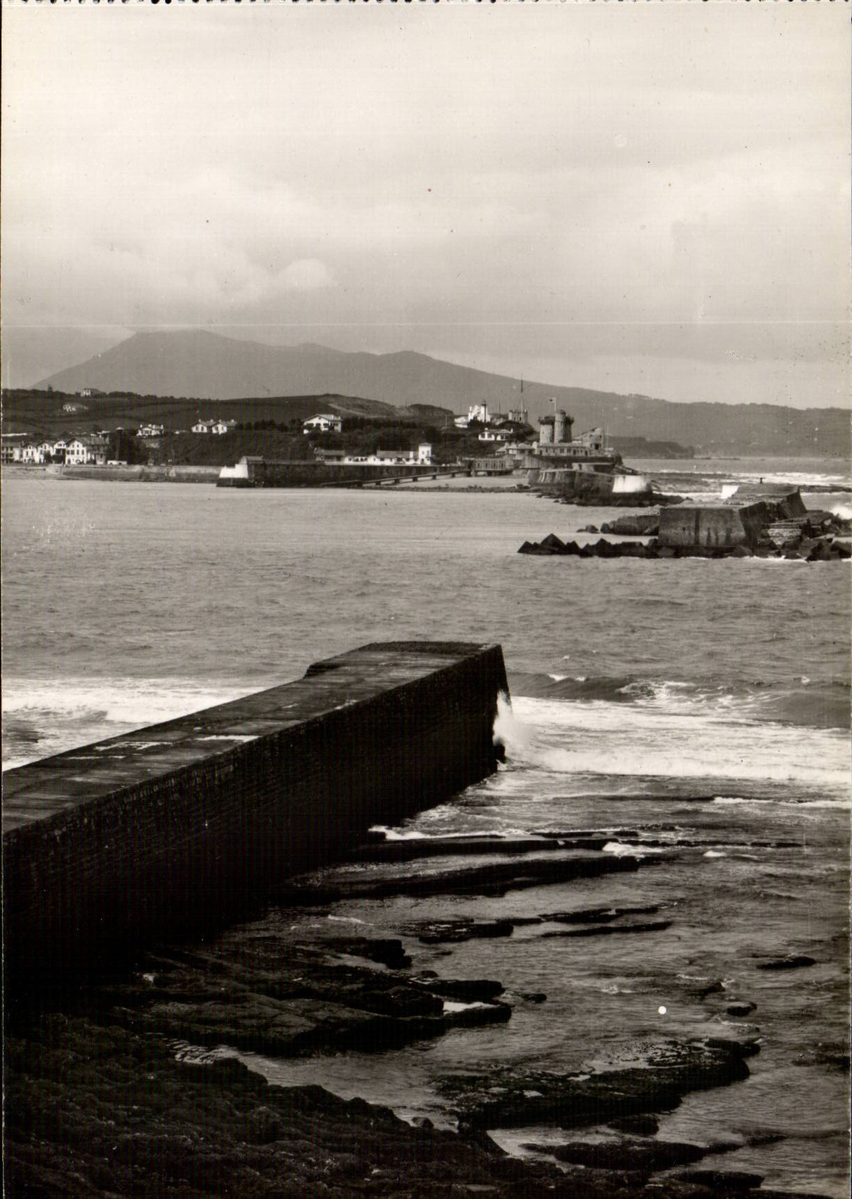 Saint Jean de Luz - L'Entree du Port - CPA