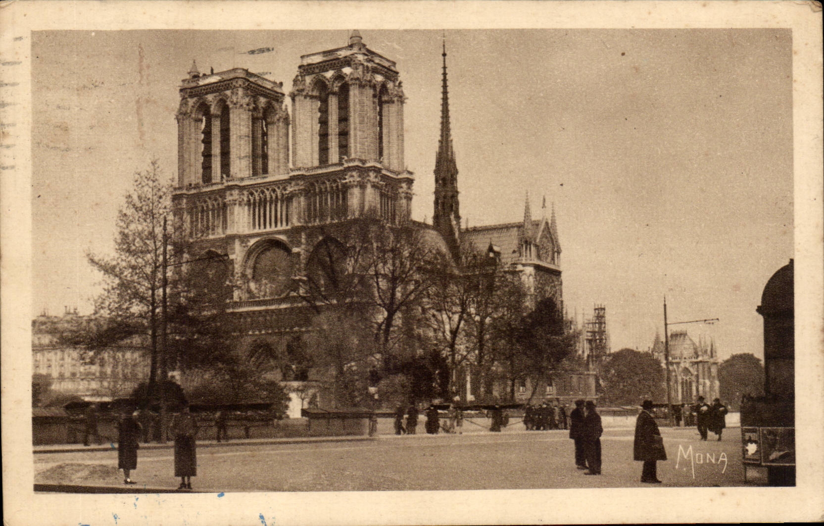 Paris CPA CAthedrale Notre dAme de paris et le quai de Montebello