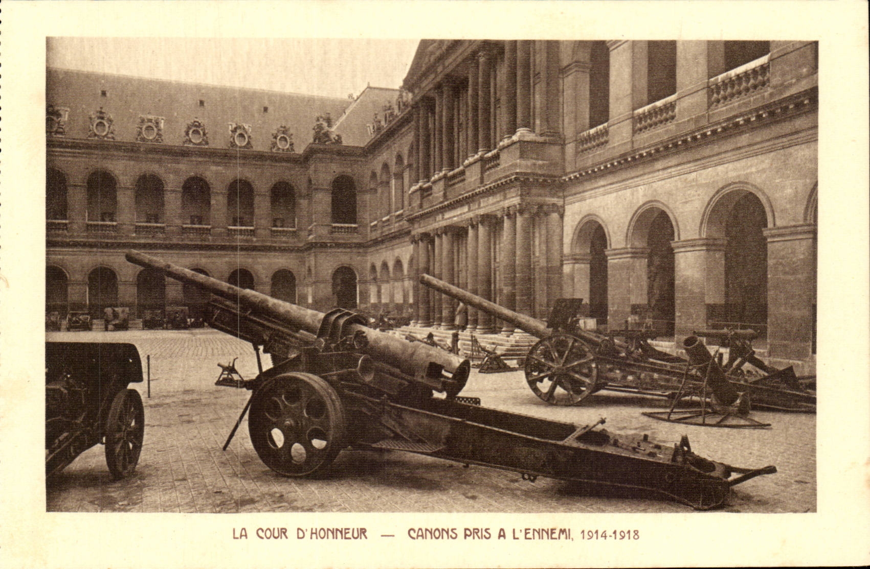 CPA main courtyard Guns taken with the enemy 1914 1918 (militaria)