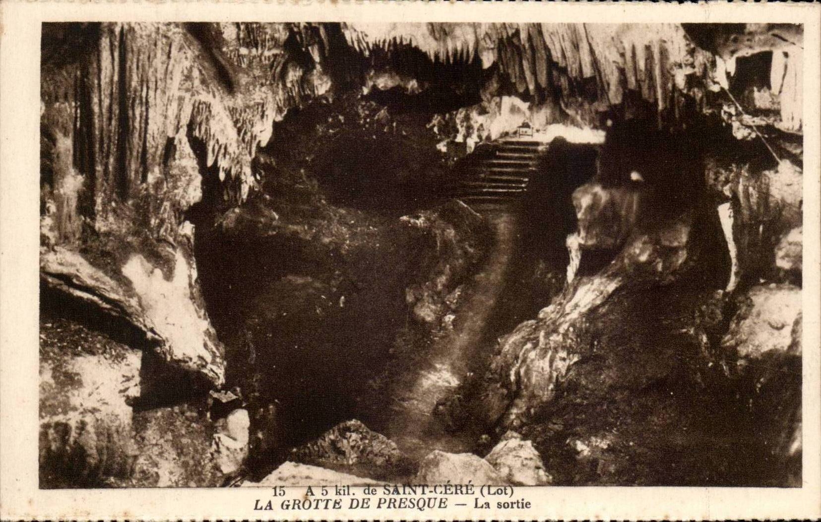 CPA a 5 km de Saint Cere La grotte de Presque La sortie