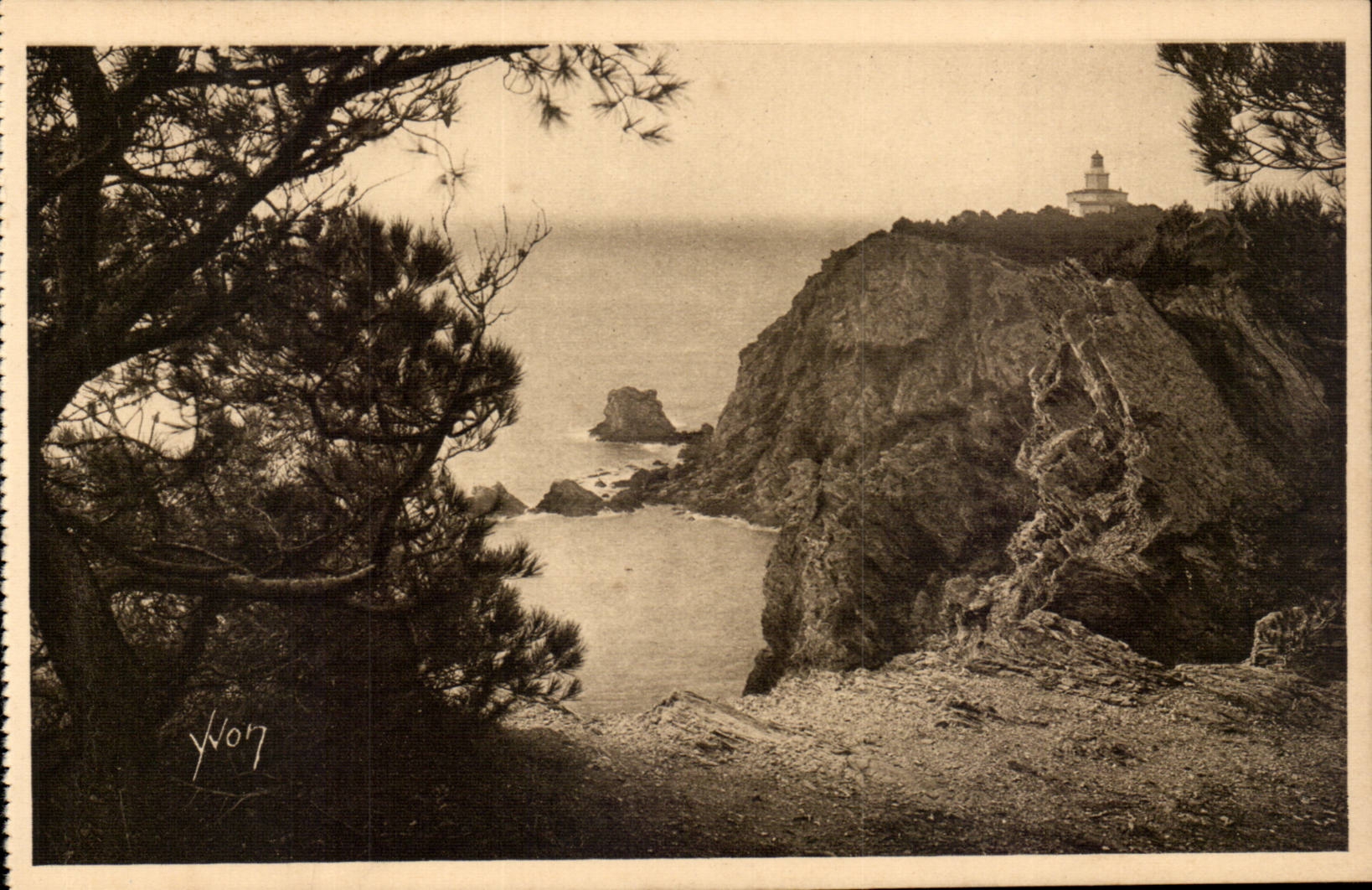 CPA Les iles d'Hyeres Porquerolles Le phare bati au sommet d'un escarpement de 83 m de haut