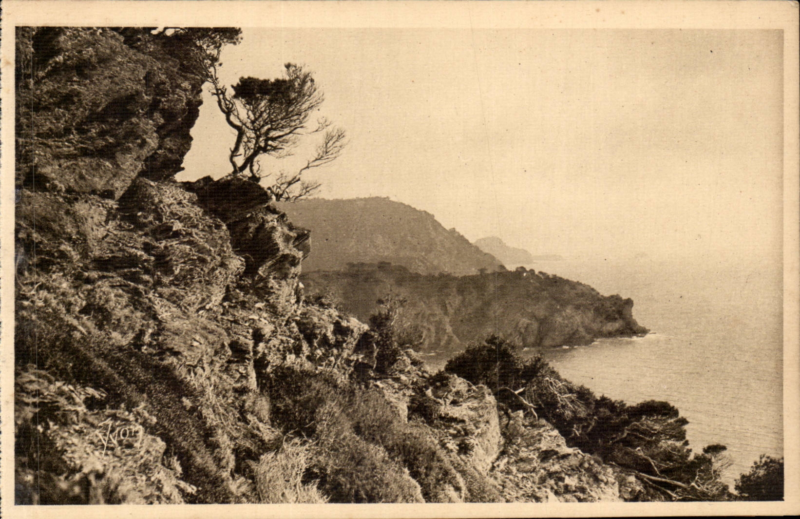 CPA Les iles d'Hyeres Porquerolles Vue sur la pointe de l'Oustaou de Diou et le grand Seraine