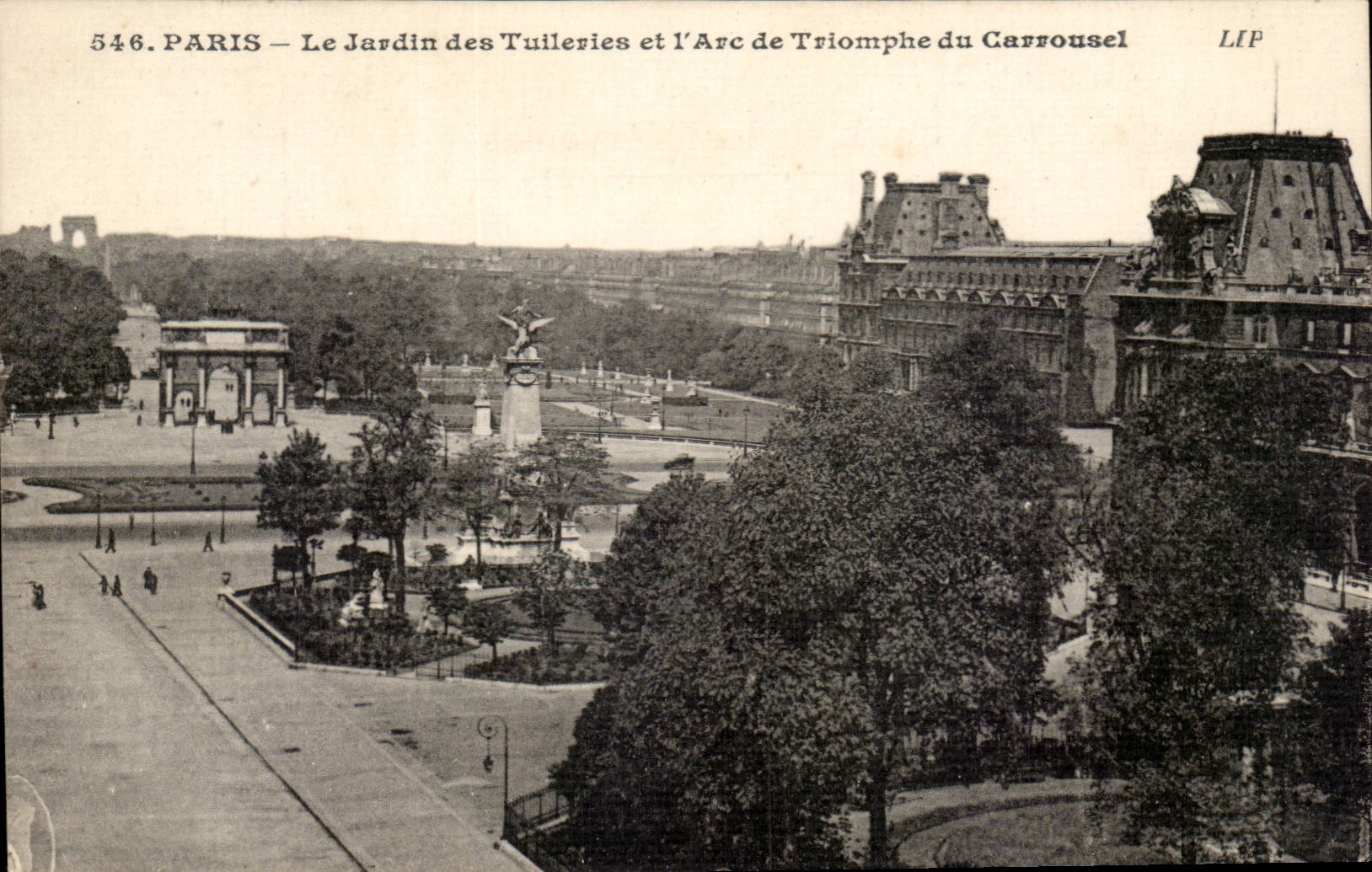 Paris CPA le jardin des Tuileries et l'arc de triomphe du Carrousel