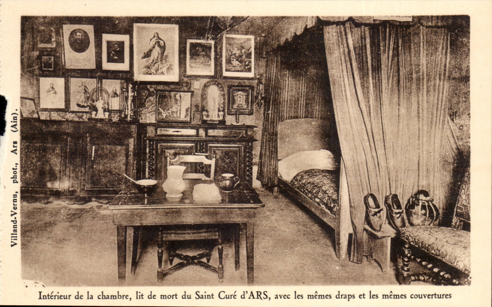 CPA Ars Interieur of the Lit room of dead of the saint cleans of Ars with same cloths and the same covers