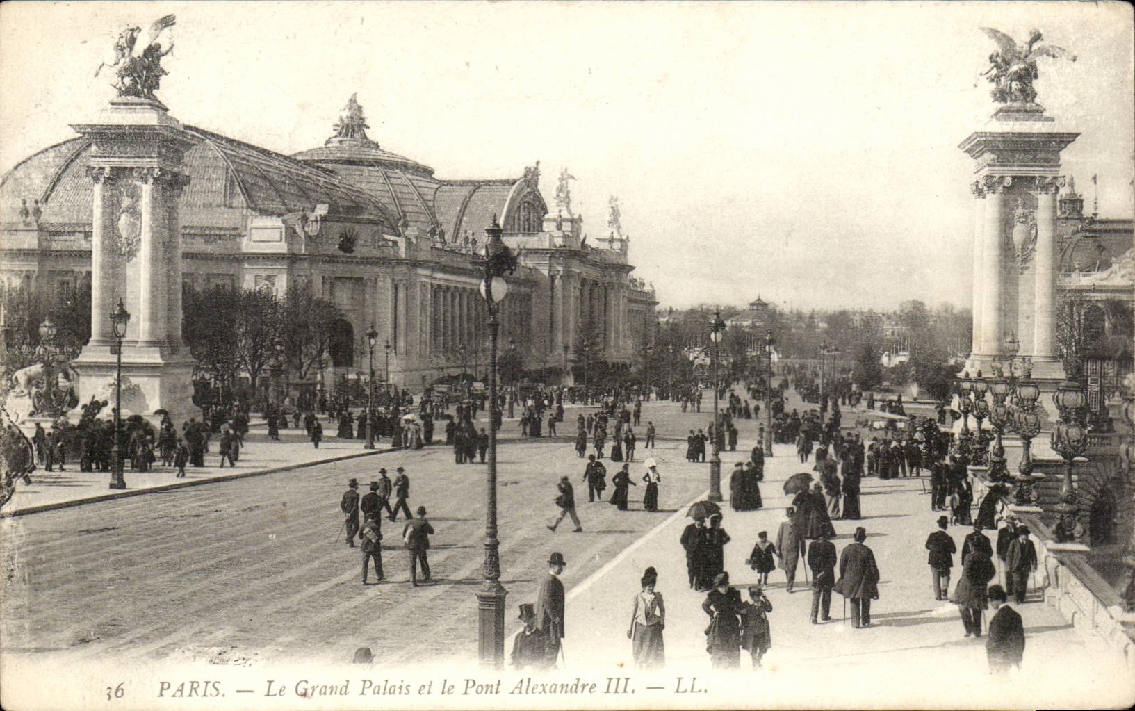 Paris CPA the Grand Palais and the bridge Alexandre III