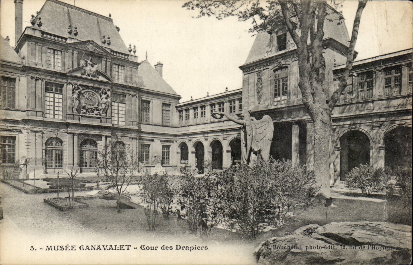 Paris CPA Musee Carnavelet Cour des drapiers