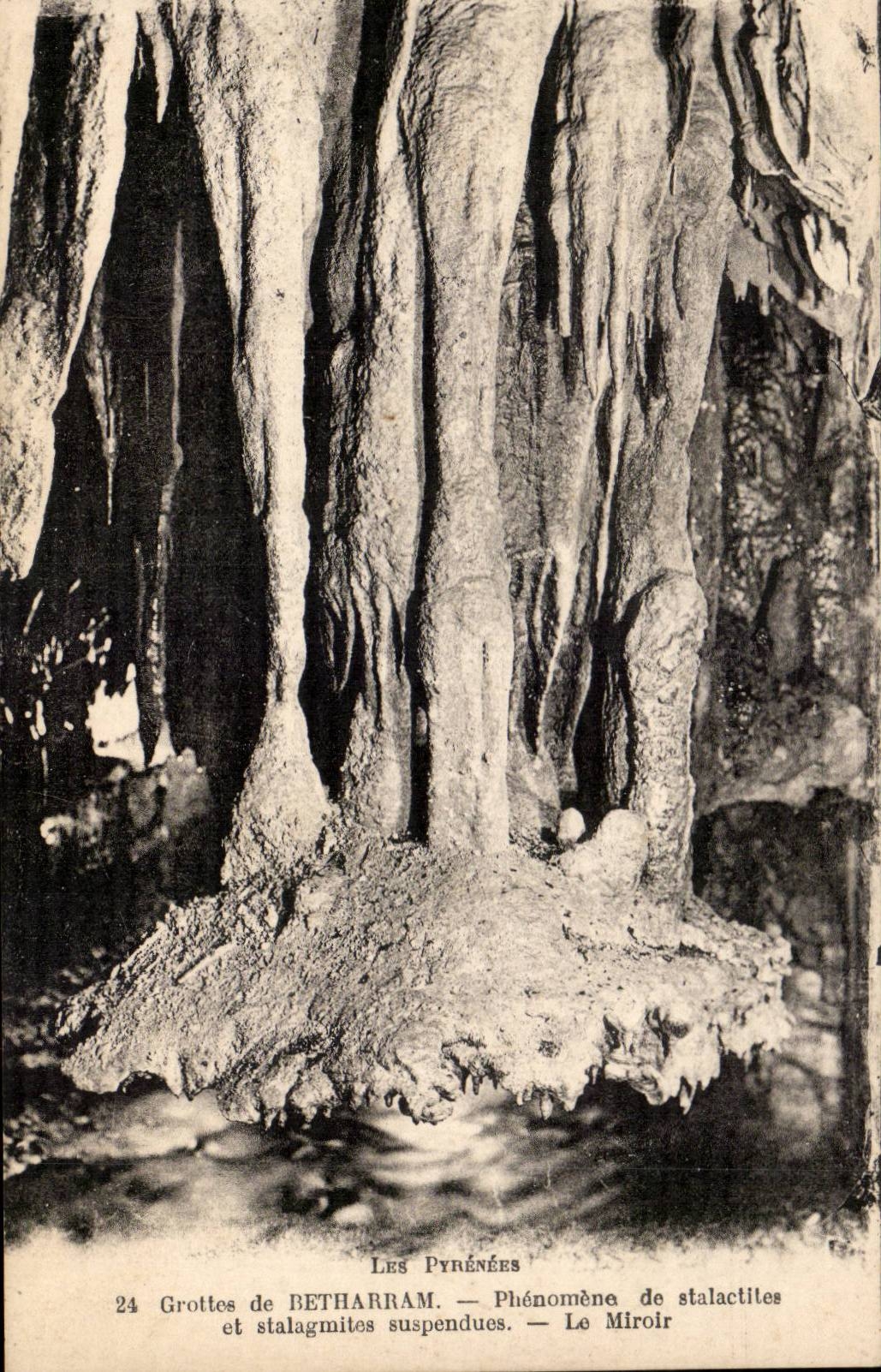 CPA Hohlen des Betharram Phanomenes von Stalactites und von verschobenen Stalagmites der Spiegel