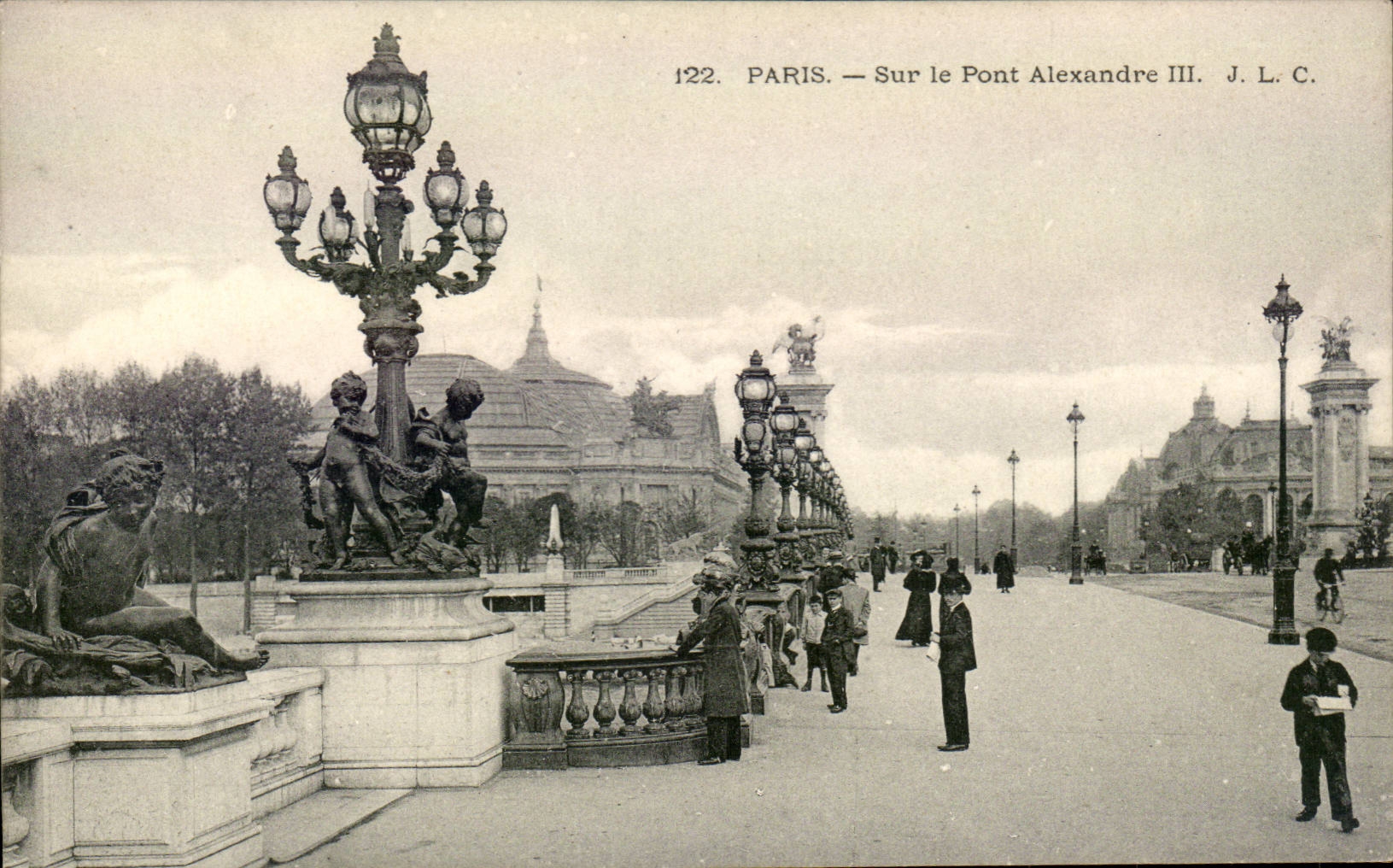 Paris CPA On the bridge Alexandre III