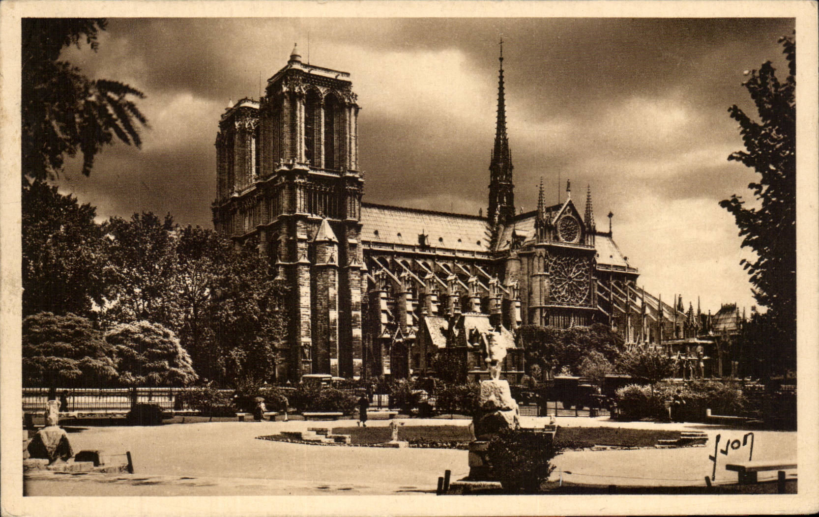 Paris - 4 - Notre Dame - Vue du Square Rene Vivani CPA 