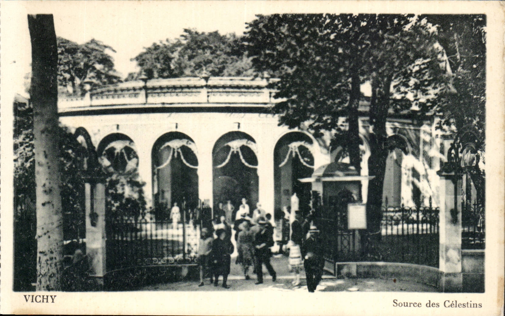 Vichy - Source des Celestins - CPA 